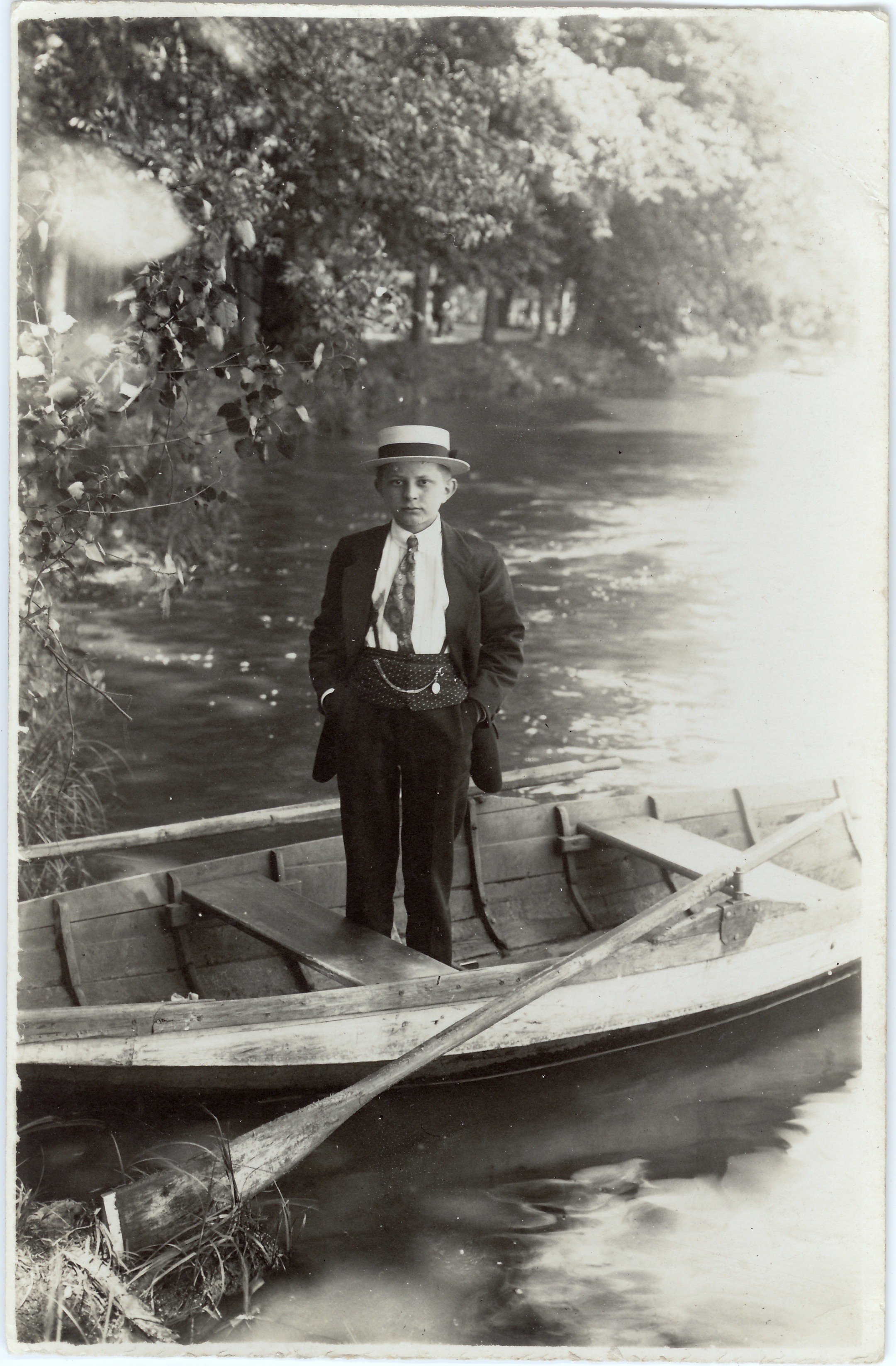 Mann im Boot (Fotosammlung Stefan Rohde-Enslin CC BY-NC-SA)