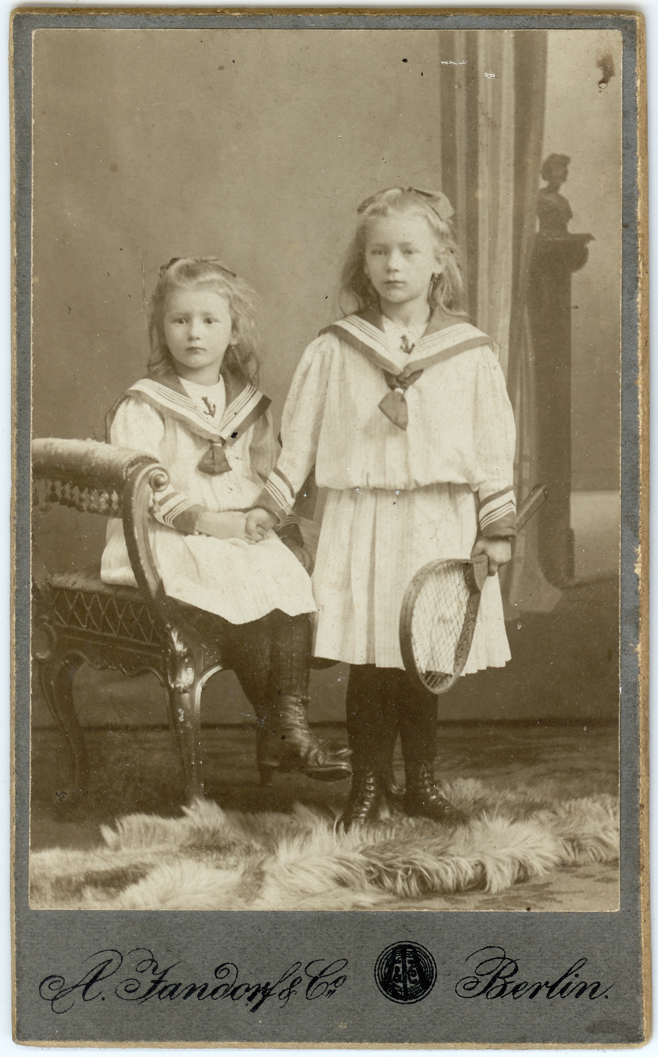 Zwei Mädchen und ein Tennisschläger (Fotosammlung Stefan Rohde-Enslin CC BY-NC-SA)