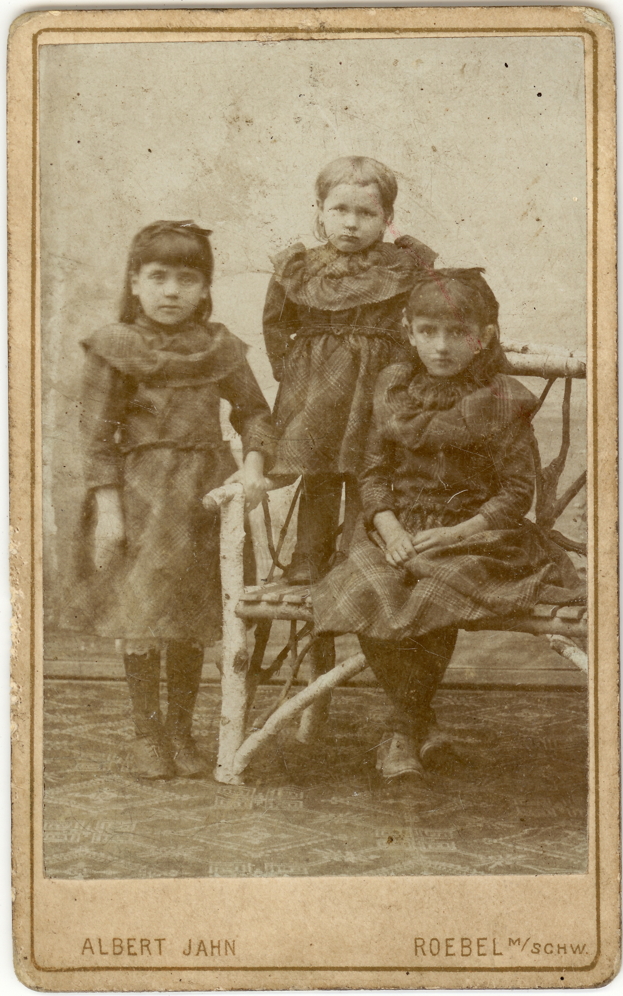 Drei Kinder und Bank (SaHiFo Public Domain Mark)