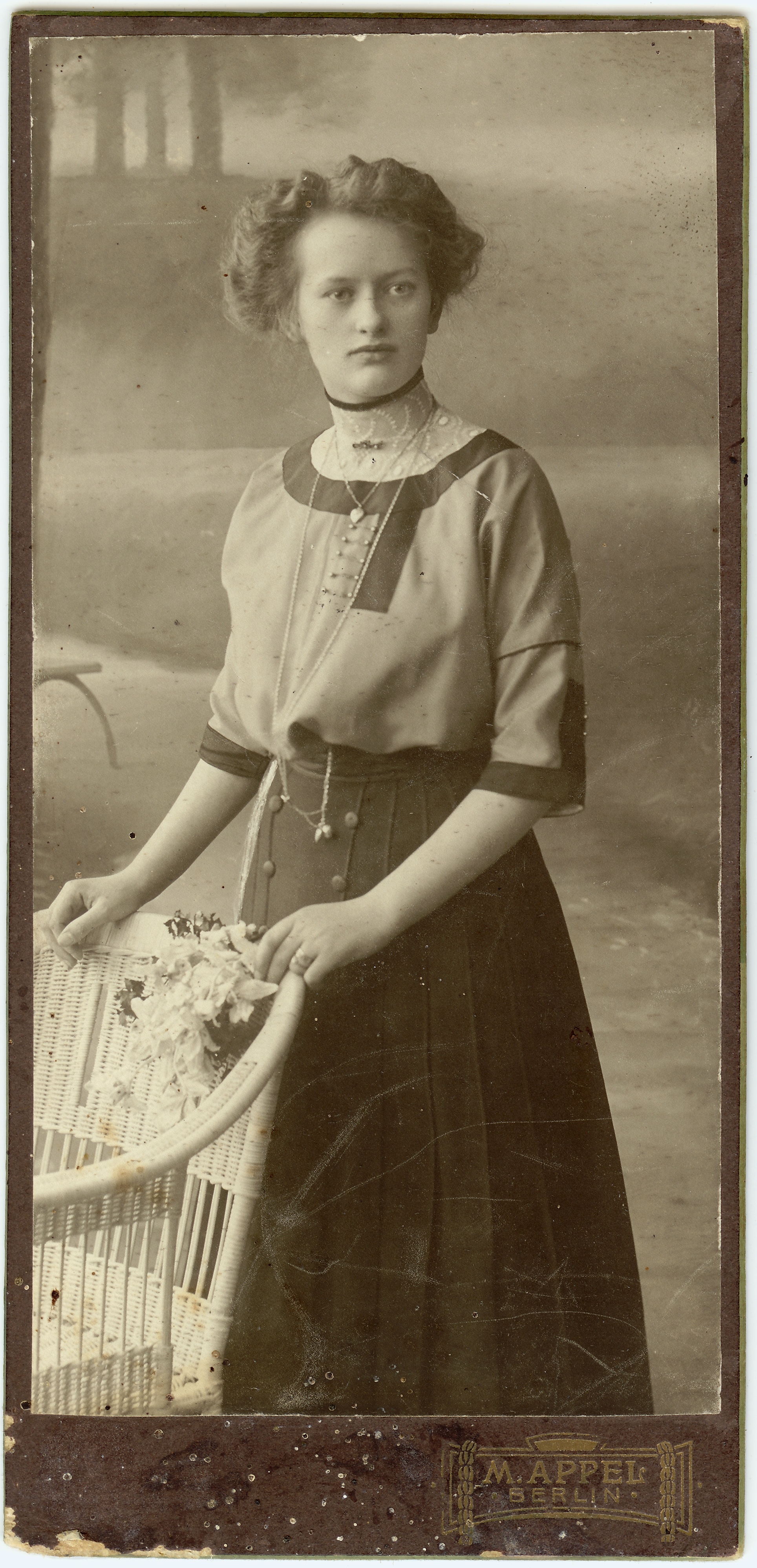 Frau hinter Stuhl (SaHiFo Public Domain Mark)