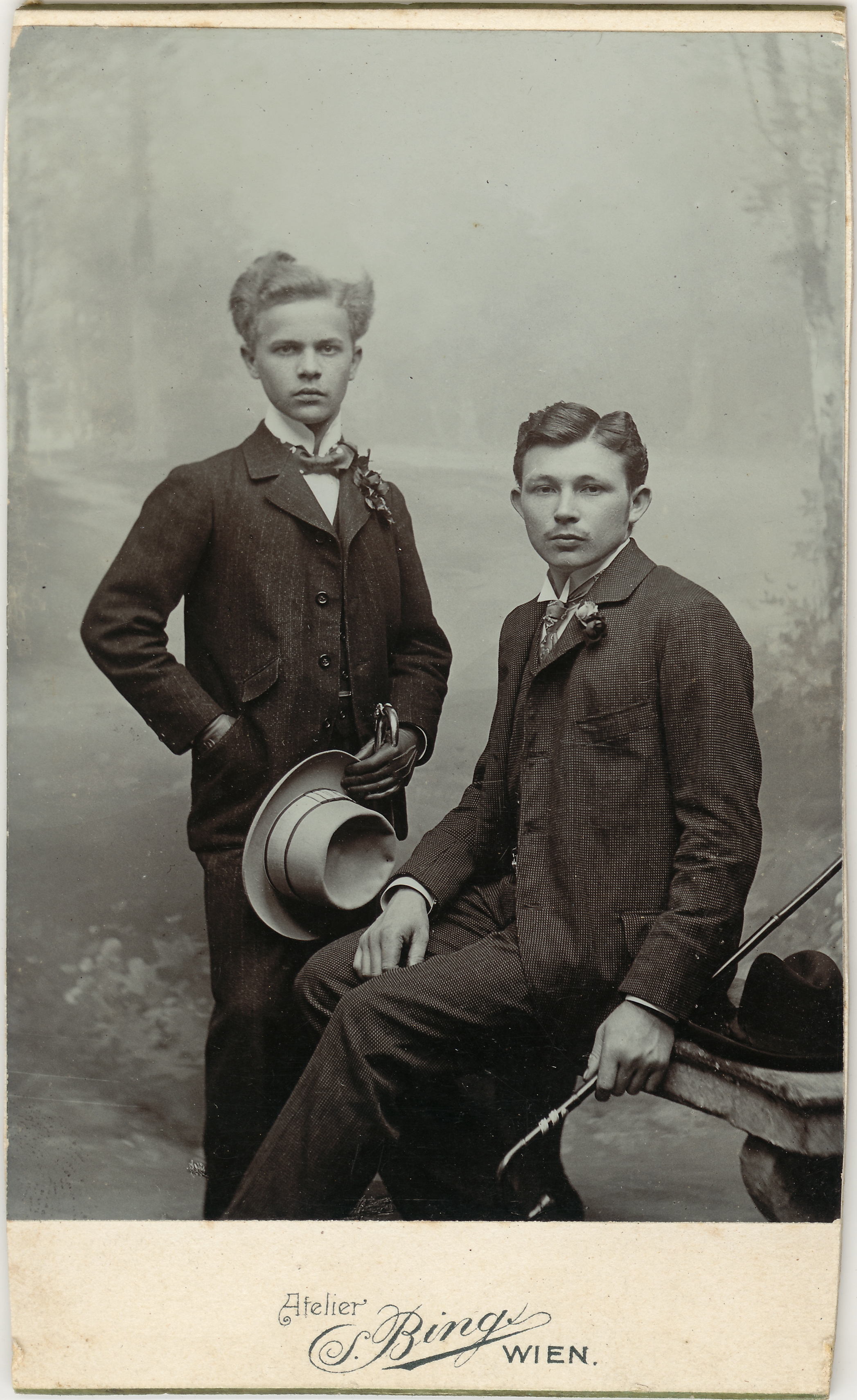 Zwei mit Gehstock 1904 (Fotosammlung Stefan Rohde-Enslin CC BY-NC-SA)