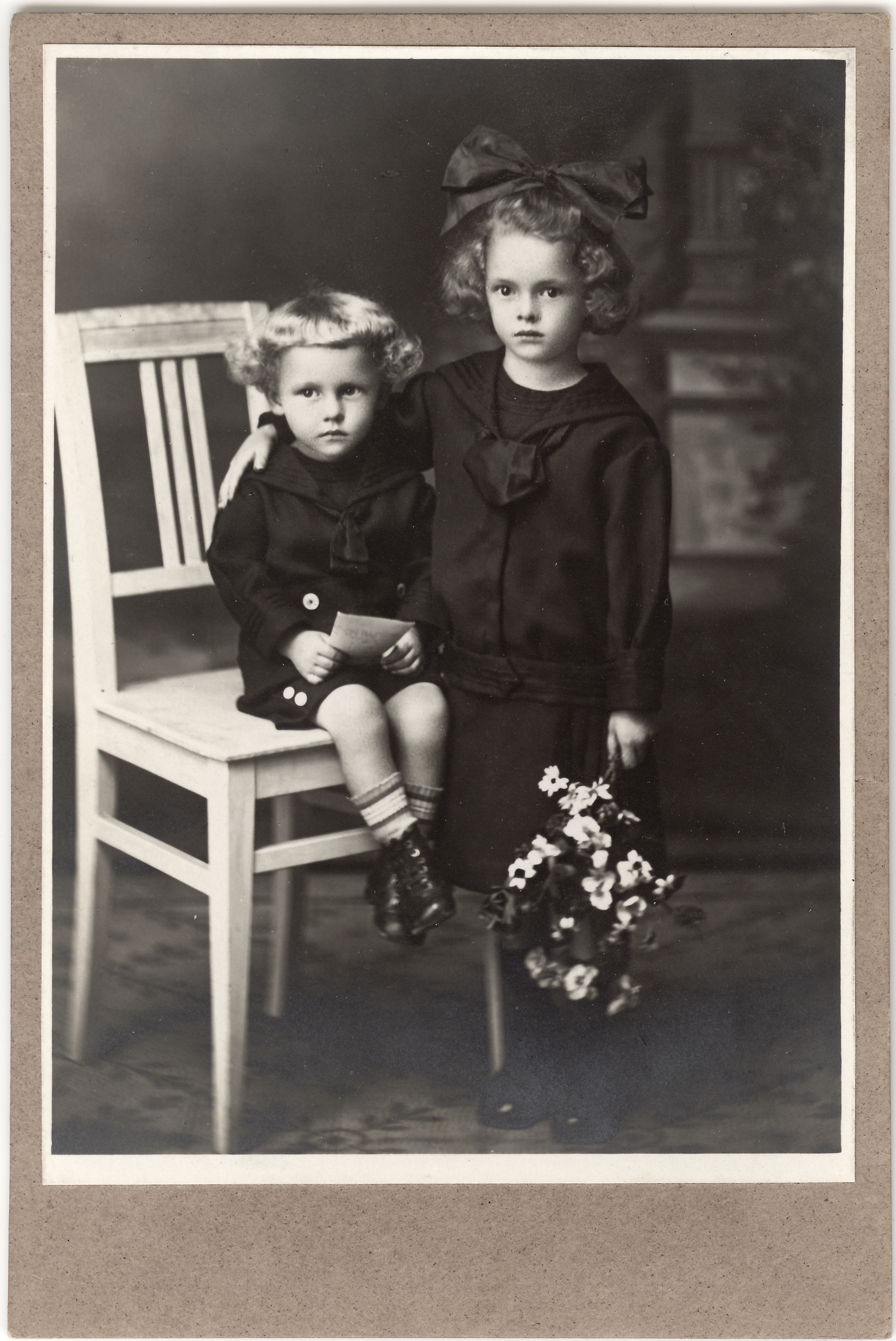 Zwei Kinder vor Säule (Fotosammlung Stefan Rohde-Enslin CC BY-NC-SA)