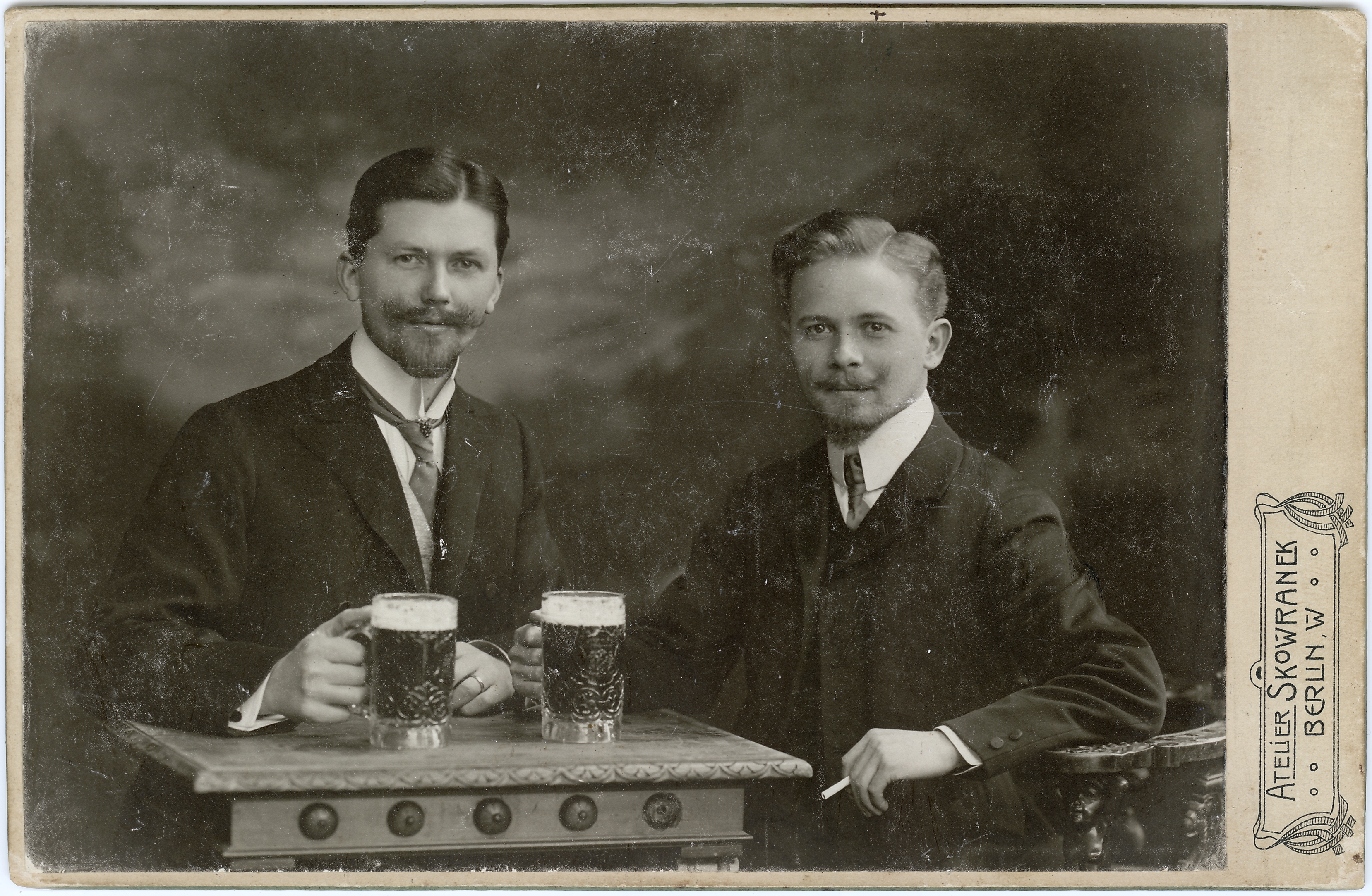 Zwei beim Bier (Fotosammlung Stefan Rohde-Enslin CC BY-NC-SA)