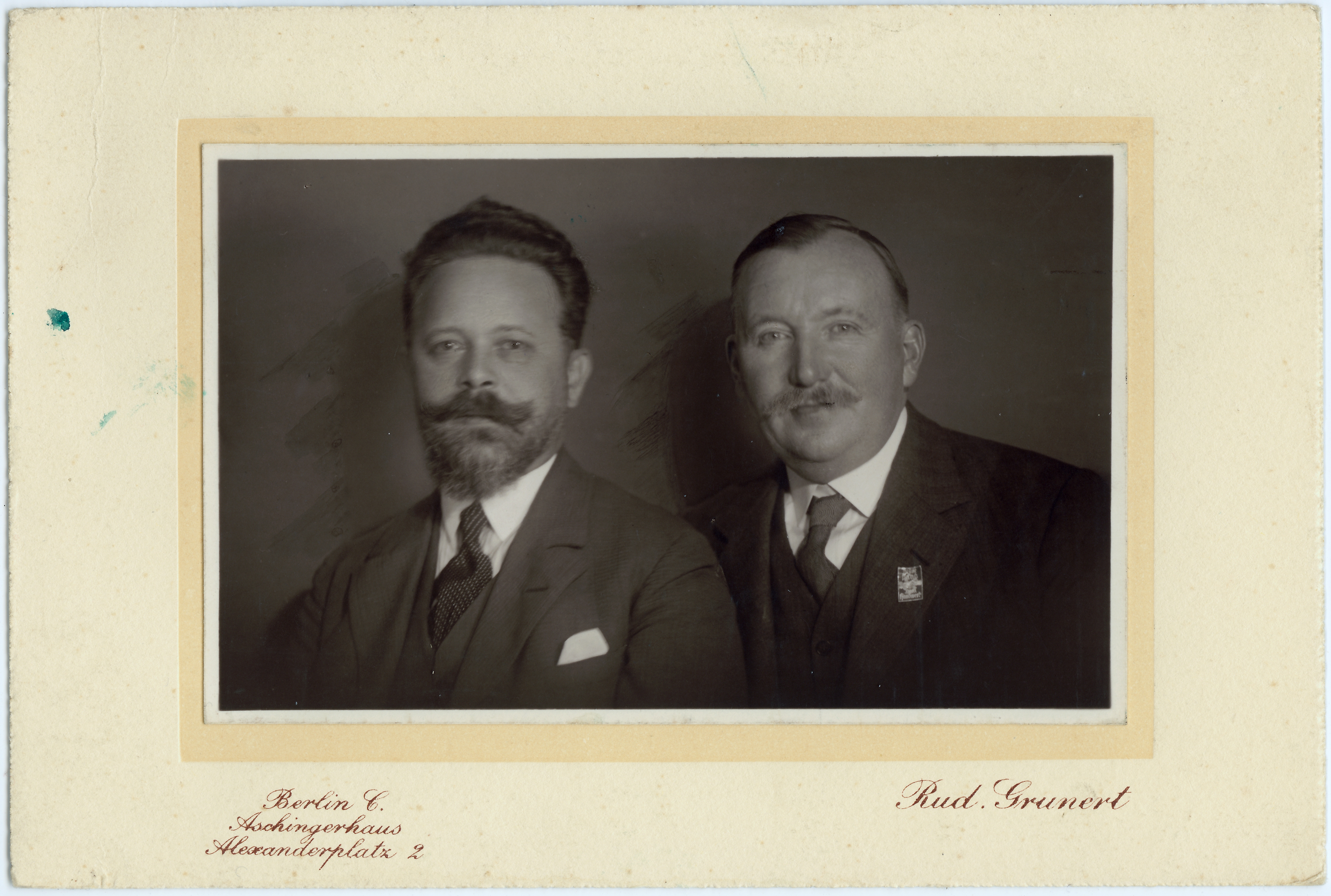 Zwei Männer Porträt (Fotosammlung Stefan Rohde-Enslin CC BY-NC-SA)
