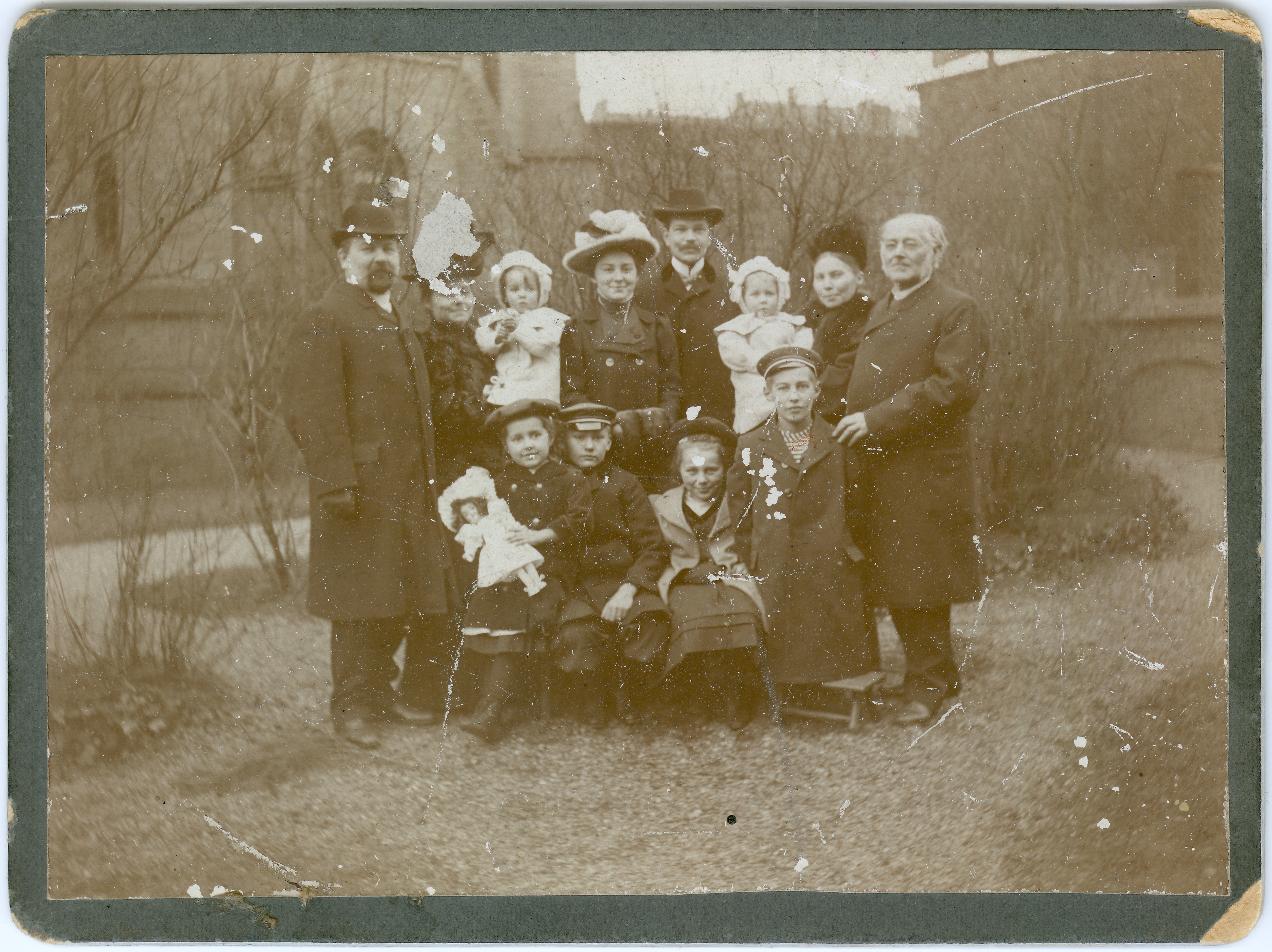 Großfamilie im Park (Fotosammlung Stefan Rohde-Enslin CC BY-NC-SA)