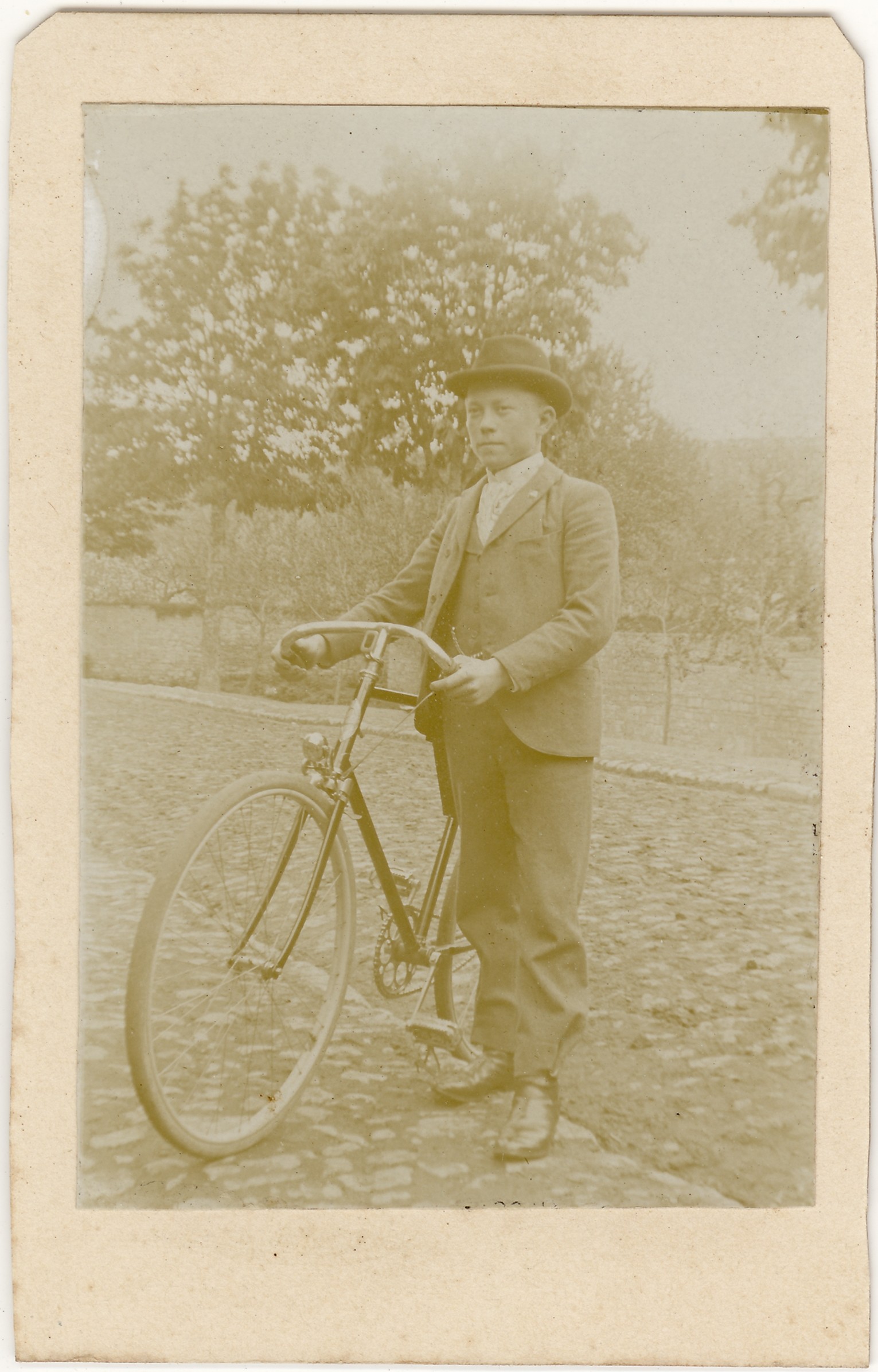 Junger Mann mit Fahrrad (SaHiFo Public Domain Mark)