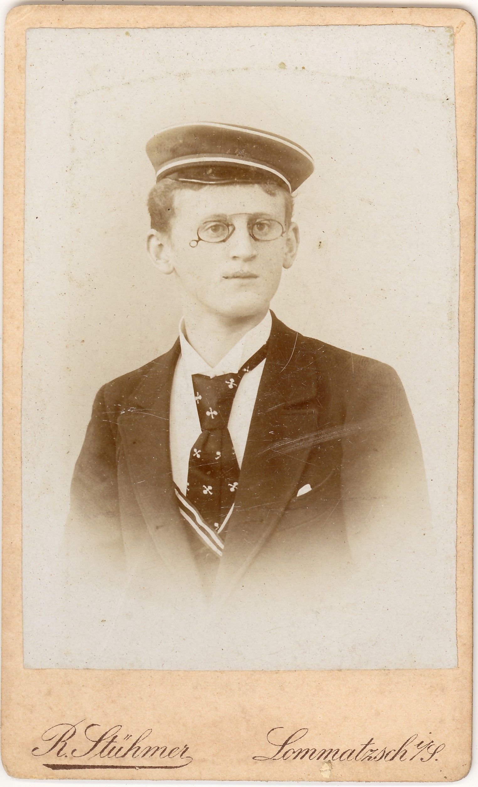 Knabe mit Hut und Krawatte (SaHiFo Public Domain Mark)