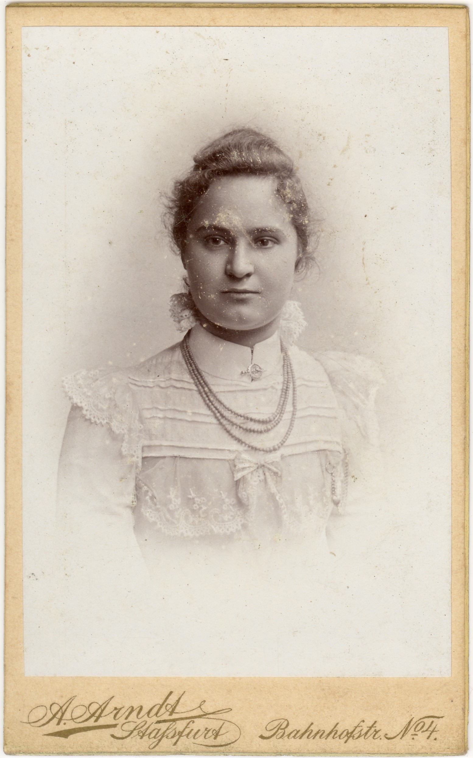 Frau mit Brosche und Kette (SaHiFo Public Domain Mark)