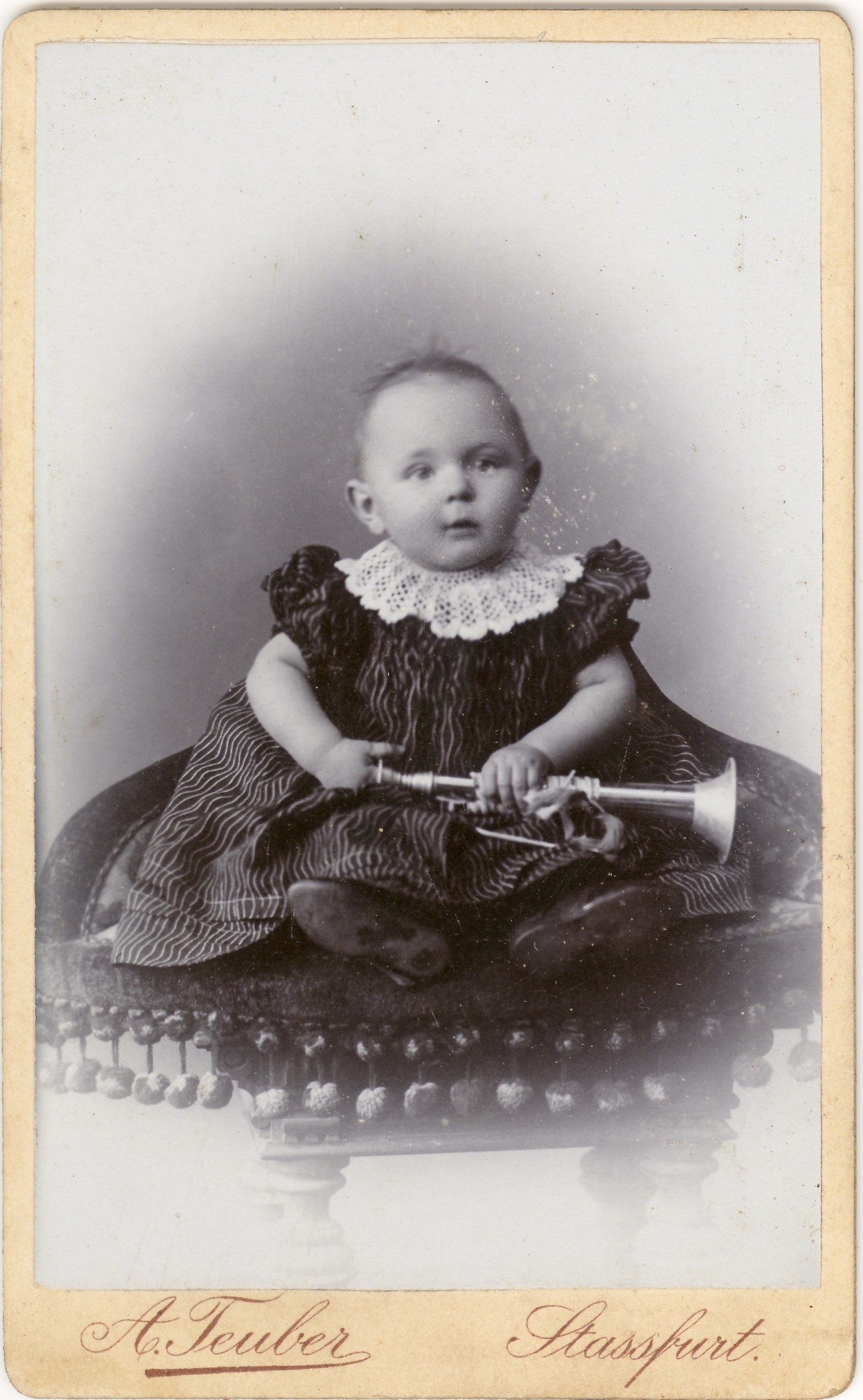Baby mit Trompete (SaHiFo Public Domain Mark)