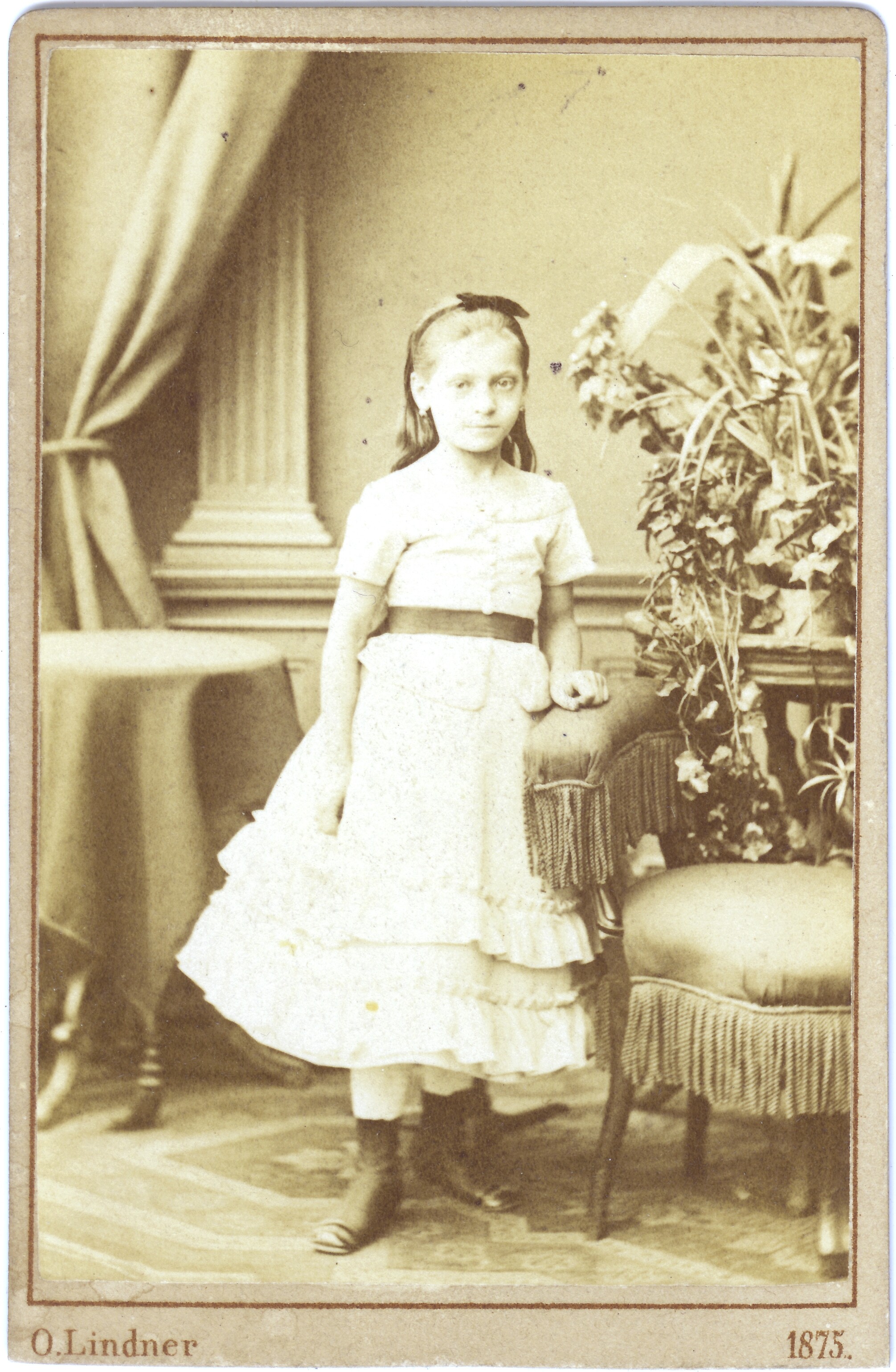 Kleid leuchtet 1875 (SaHiFo Public Domain Mark)