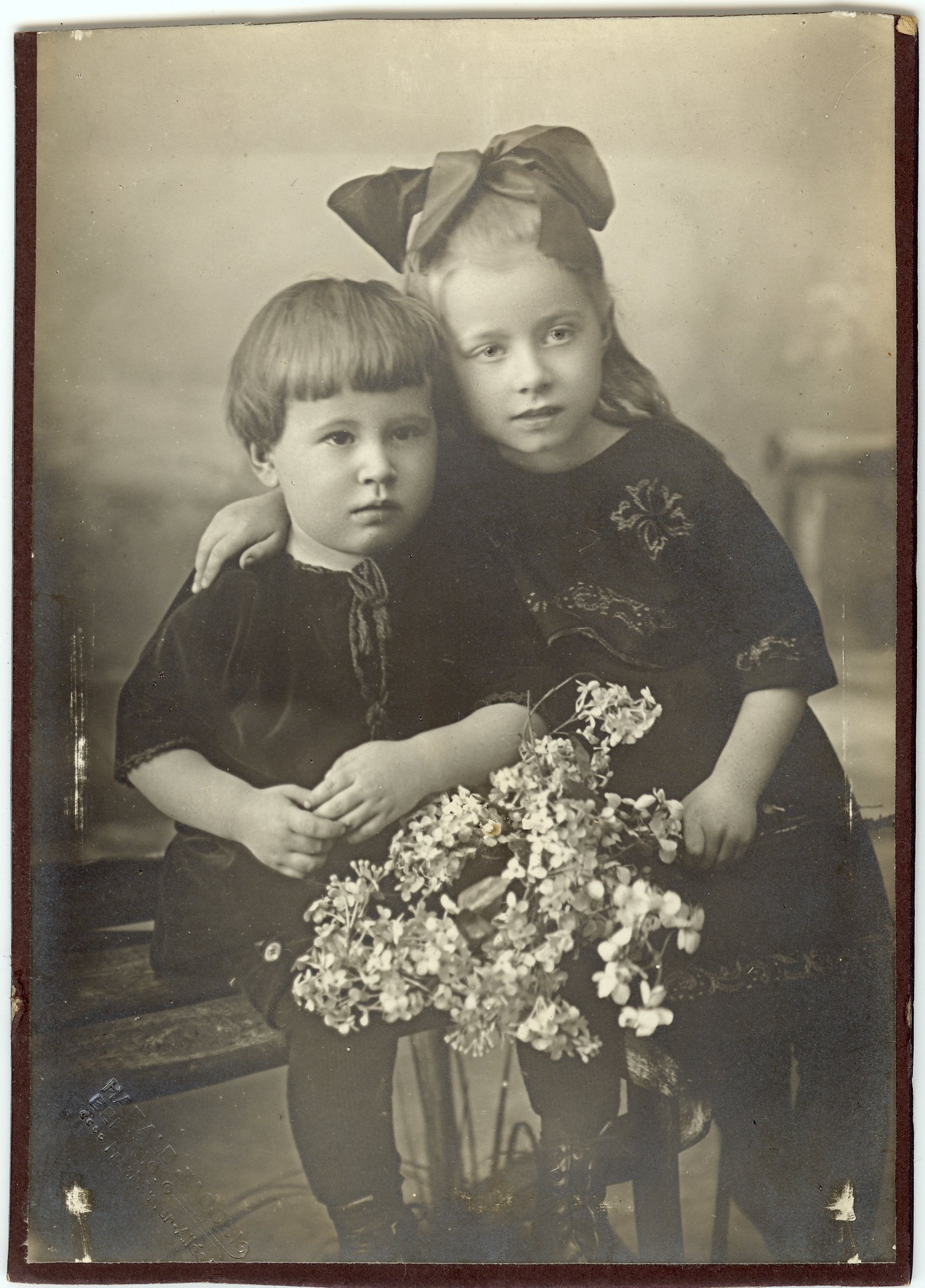 Zwei Kinder (SaHiFo Public Domain Mark)