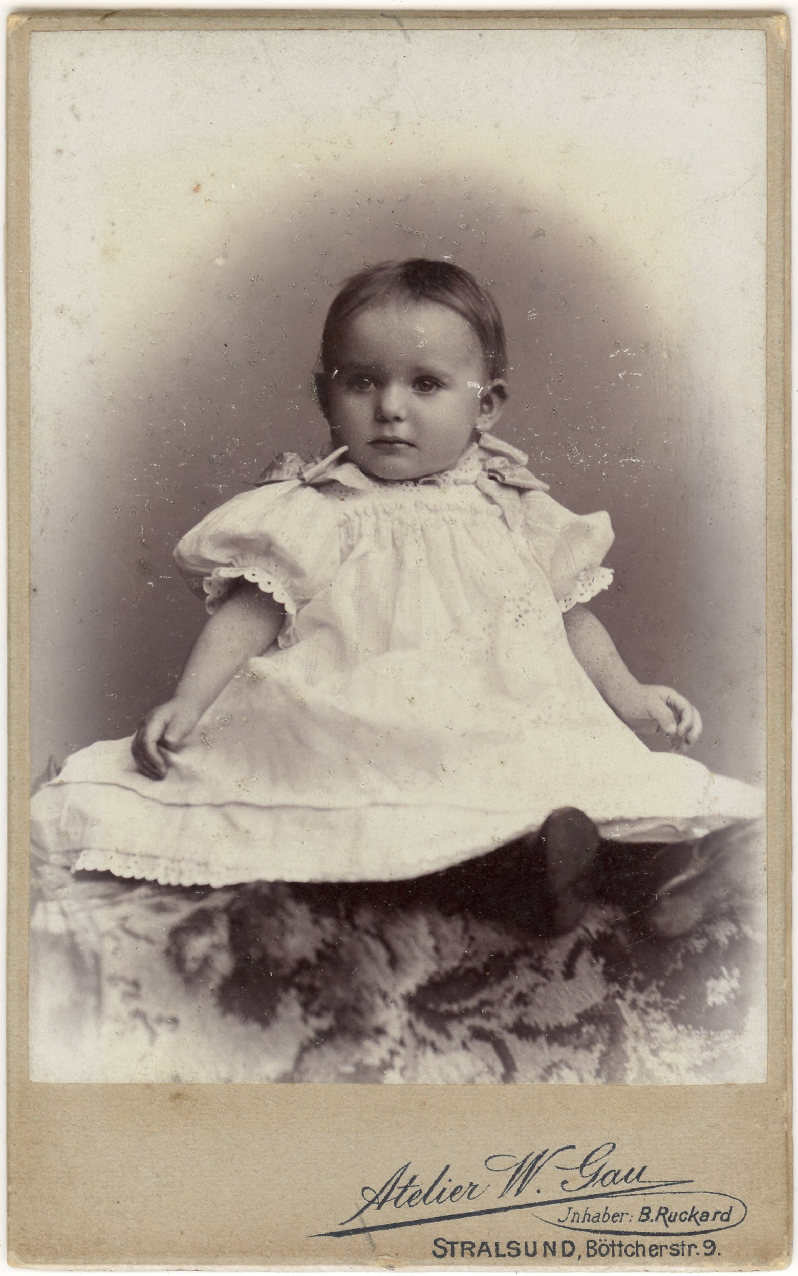 Baby in weitem Kleide (SaHiFo Public Domain Mark)