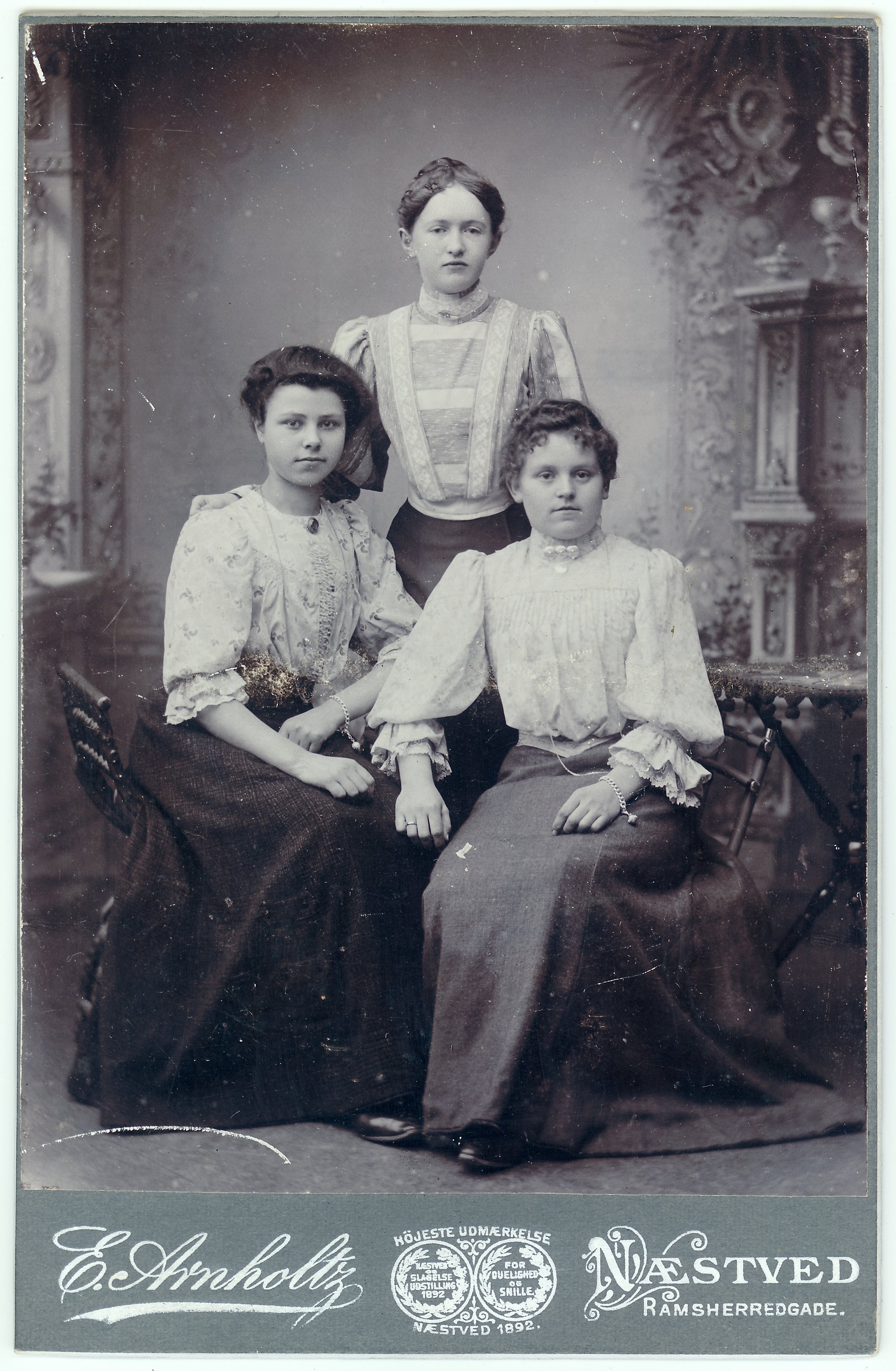 Drei Damen im Studio (SaHiFo Public Domain Mark)
