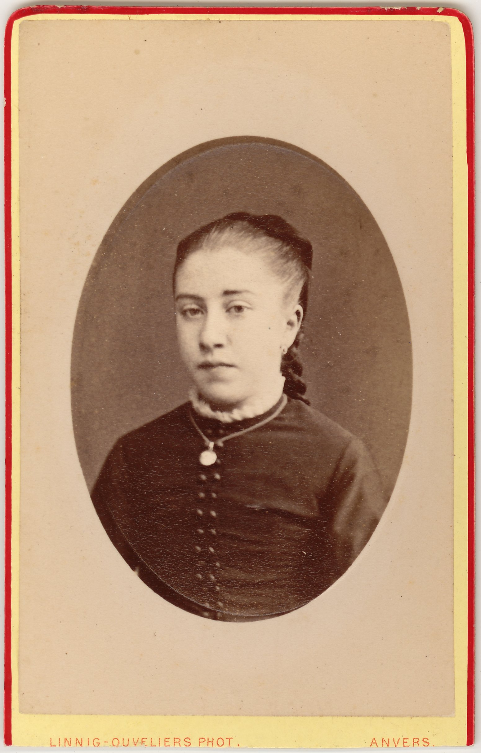 Frau in Oval (SaHiFo Public Domain Mark)
