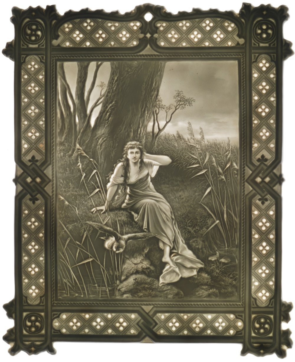 Platte mit Zierrand "Frau mit Eule am Teich im Walde" oder "Psyche" (Sammlung "S", Wuppertal CC BY-NC-SA)