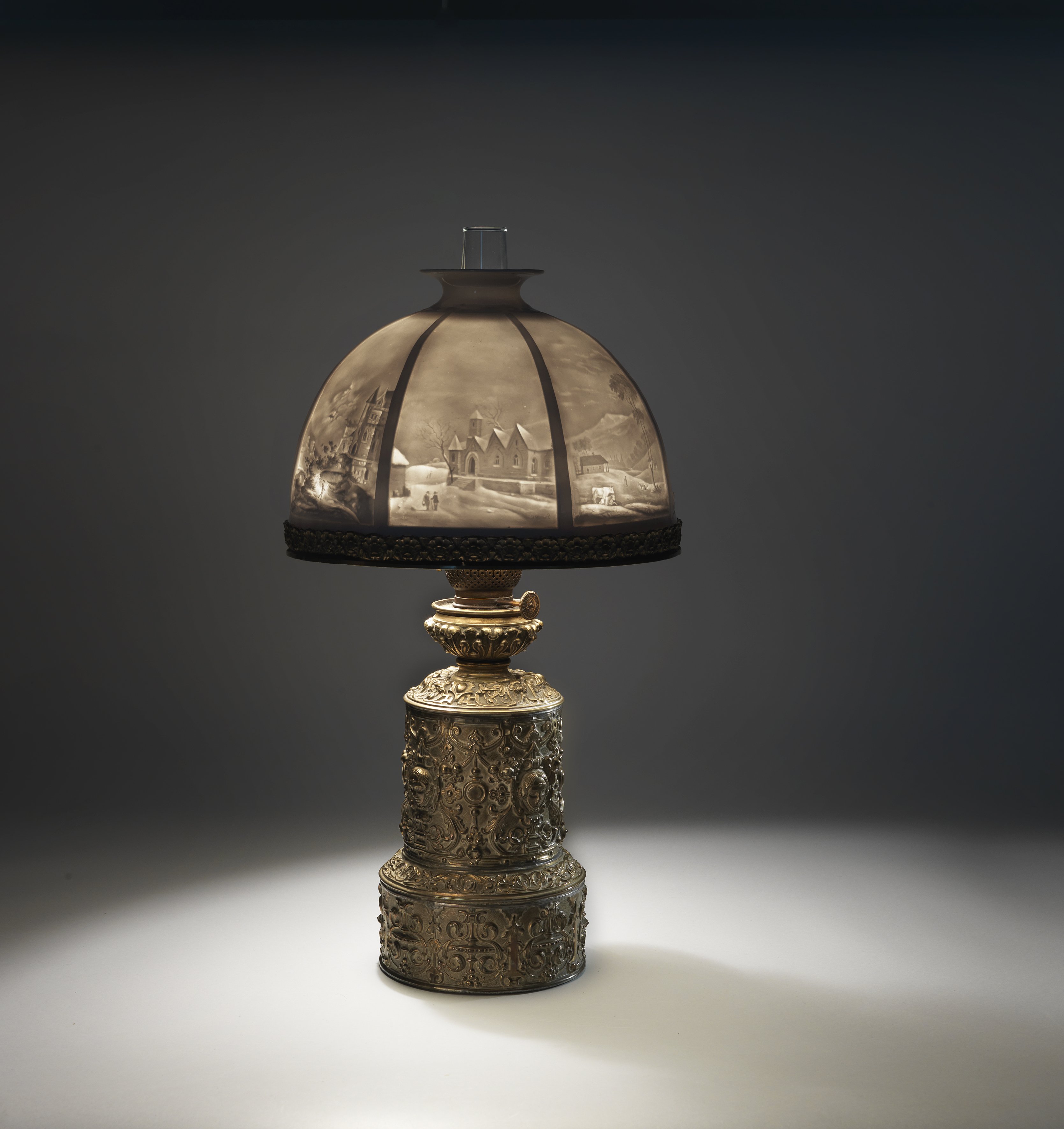 Tisch-Petroleumlampe ("Moderateur-Lampe") mit Lithophanie-Schirm (Sammlung "S", Wuppertal CC BY-NC-SA)
