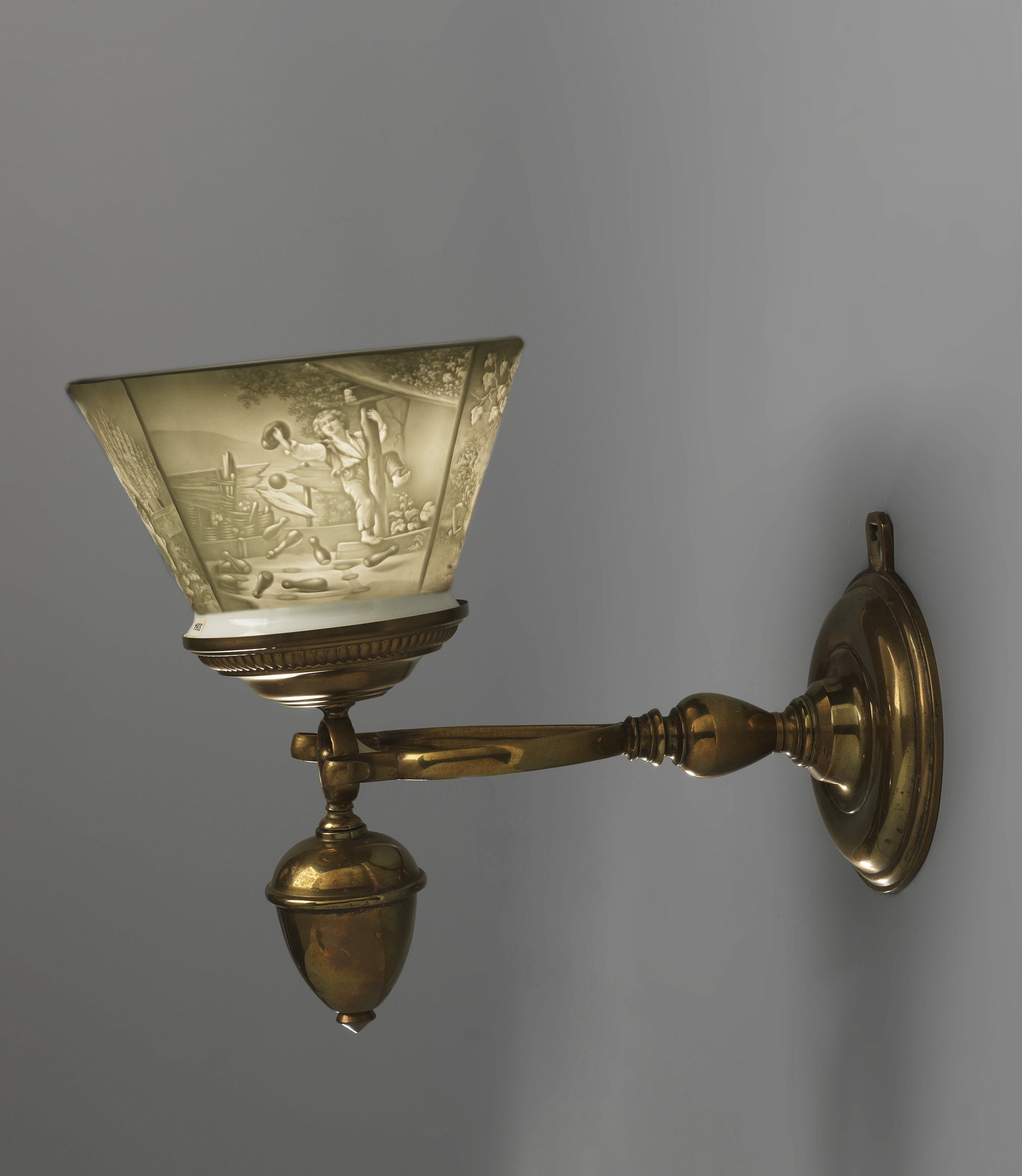 Pendelwandlampe mit konischem Lithophanieschirm (Sammlung "S", Wuppertal CC BY-NC-SA)