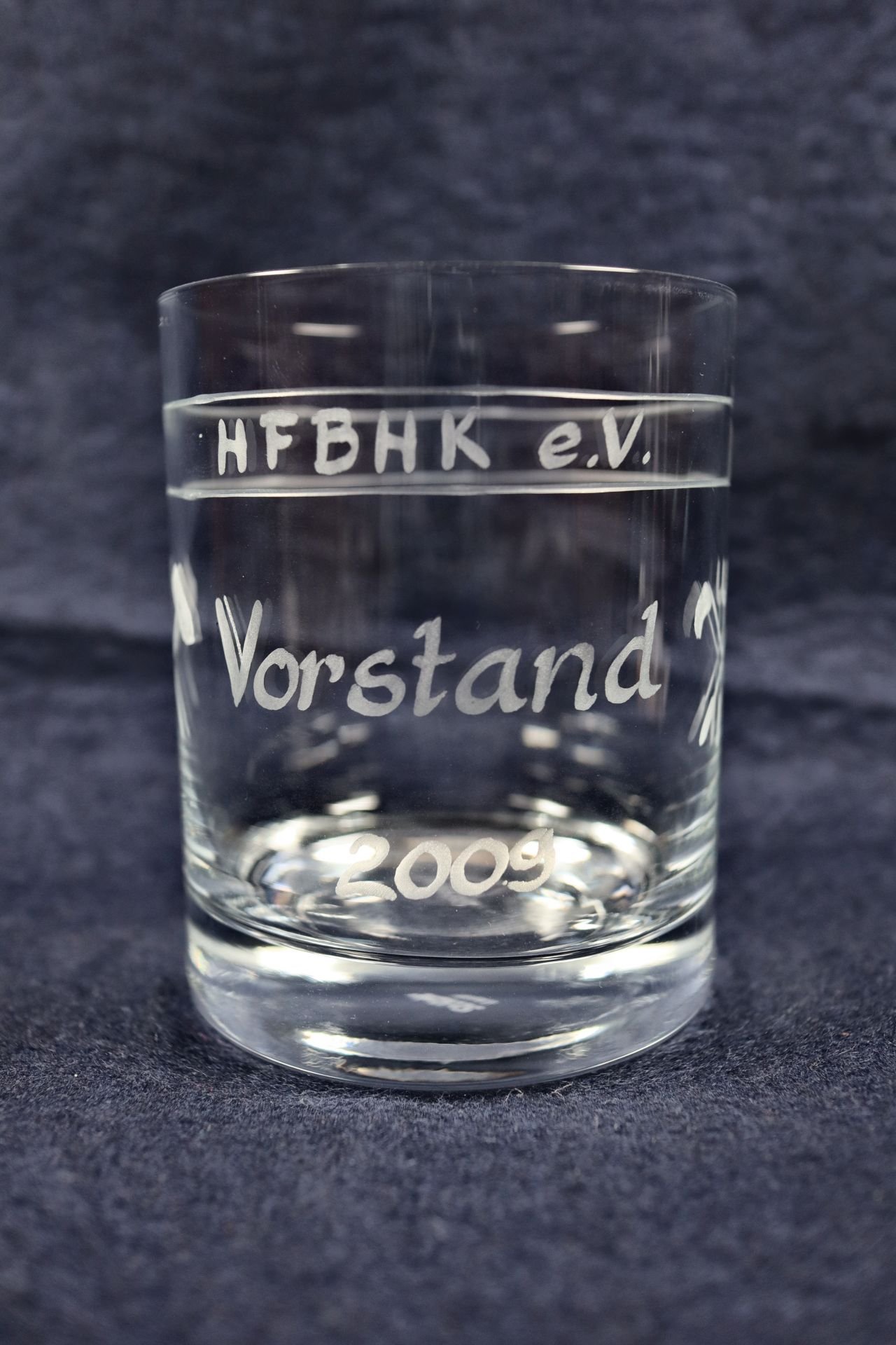 Trinkglas "HFBHK e.V. Vorstand 2009" (Saxonia-Freiberg-Stiftung CC BY-NC-SA)