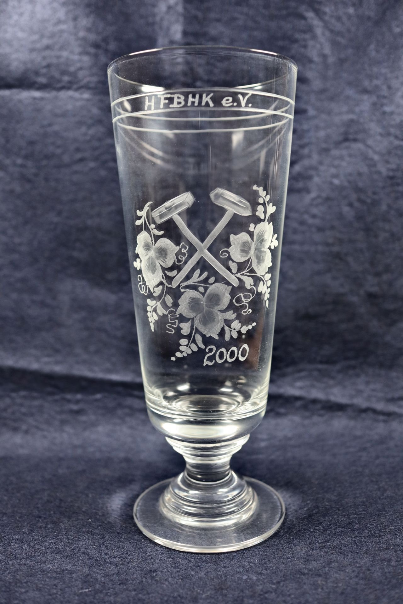 Trinkglas "HFBHK e.V. 2000" (Saxonia-Freiberg-Stiftung CC BY-NC-SA)