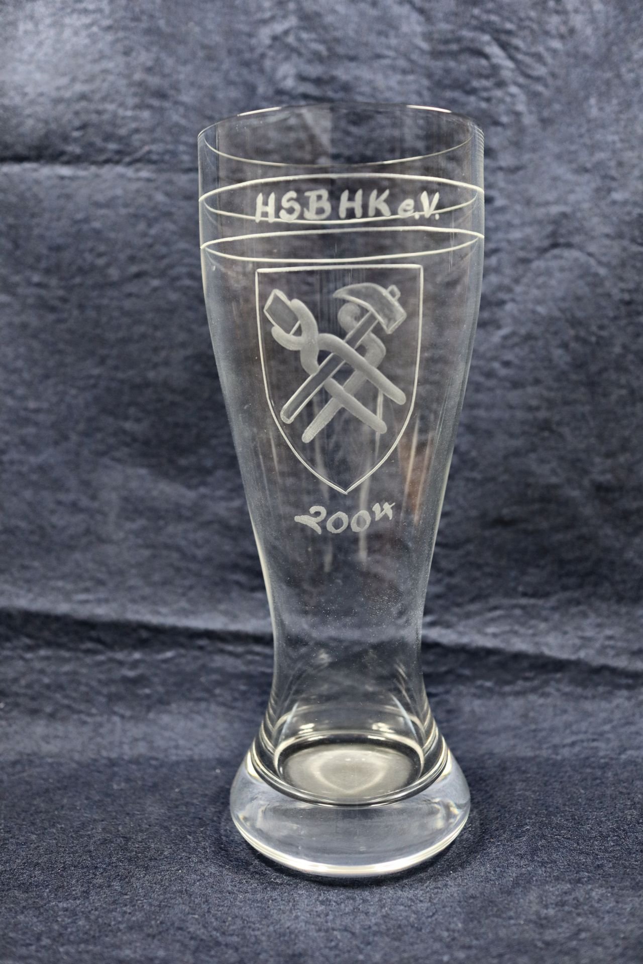 Trinkglas "HSBHK e.V. 2004" (Saxonia-Freiberg-Stiftung CC BY-NC-SA)