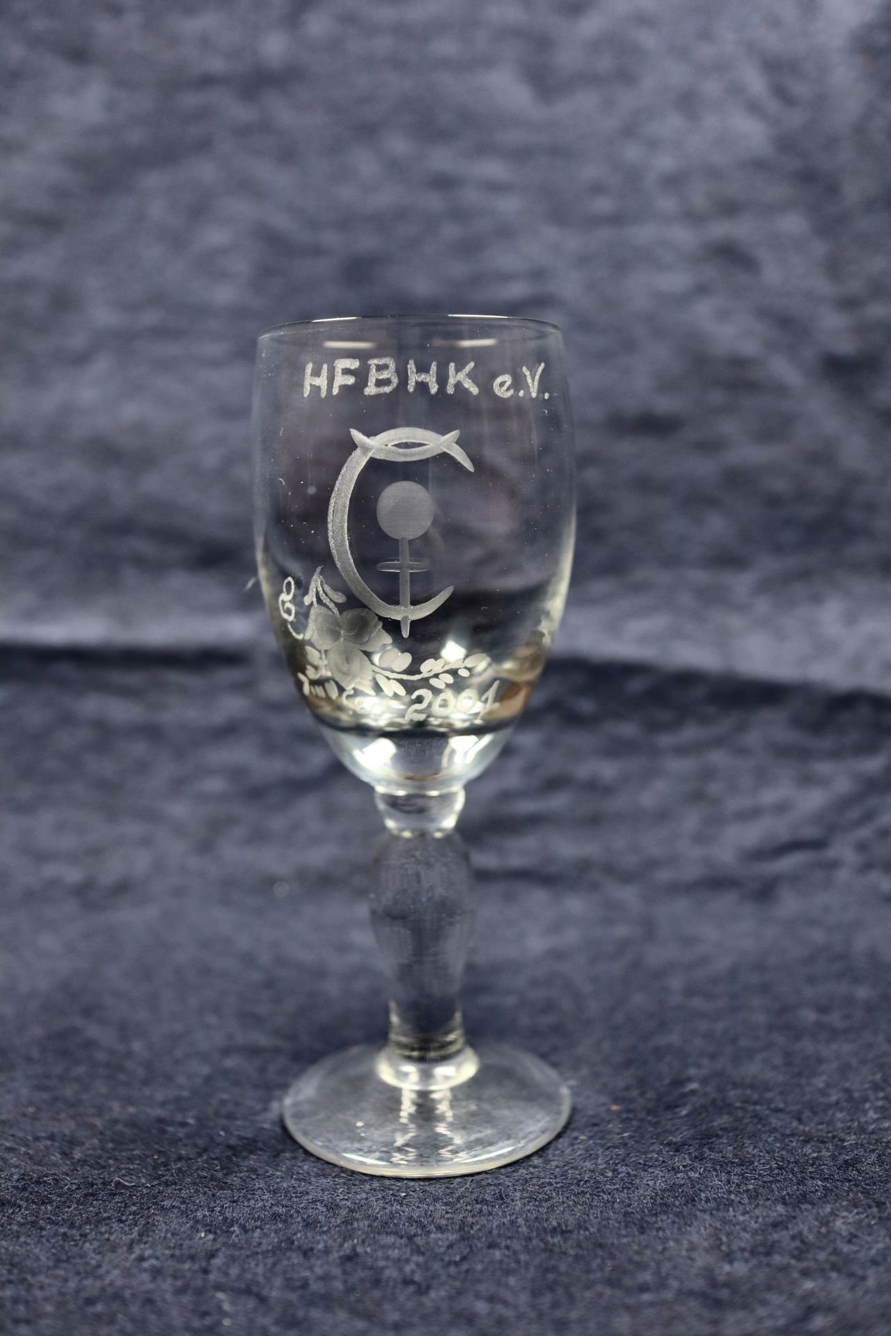 Schnapsglas "HFBHK e.V. 2001" (Saxonia-Freiberg-Stiftung CC BY-NC-SA)