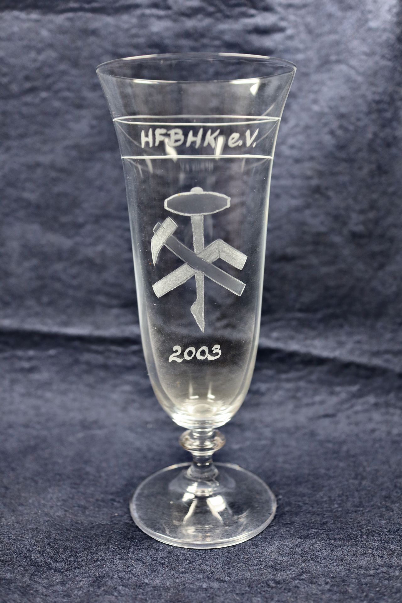 Trinkglas "HFBHK e.V. 2003" (Saxonia-Freiberg-Stiftung CC BY-NC-SA)