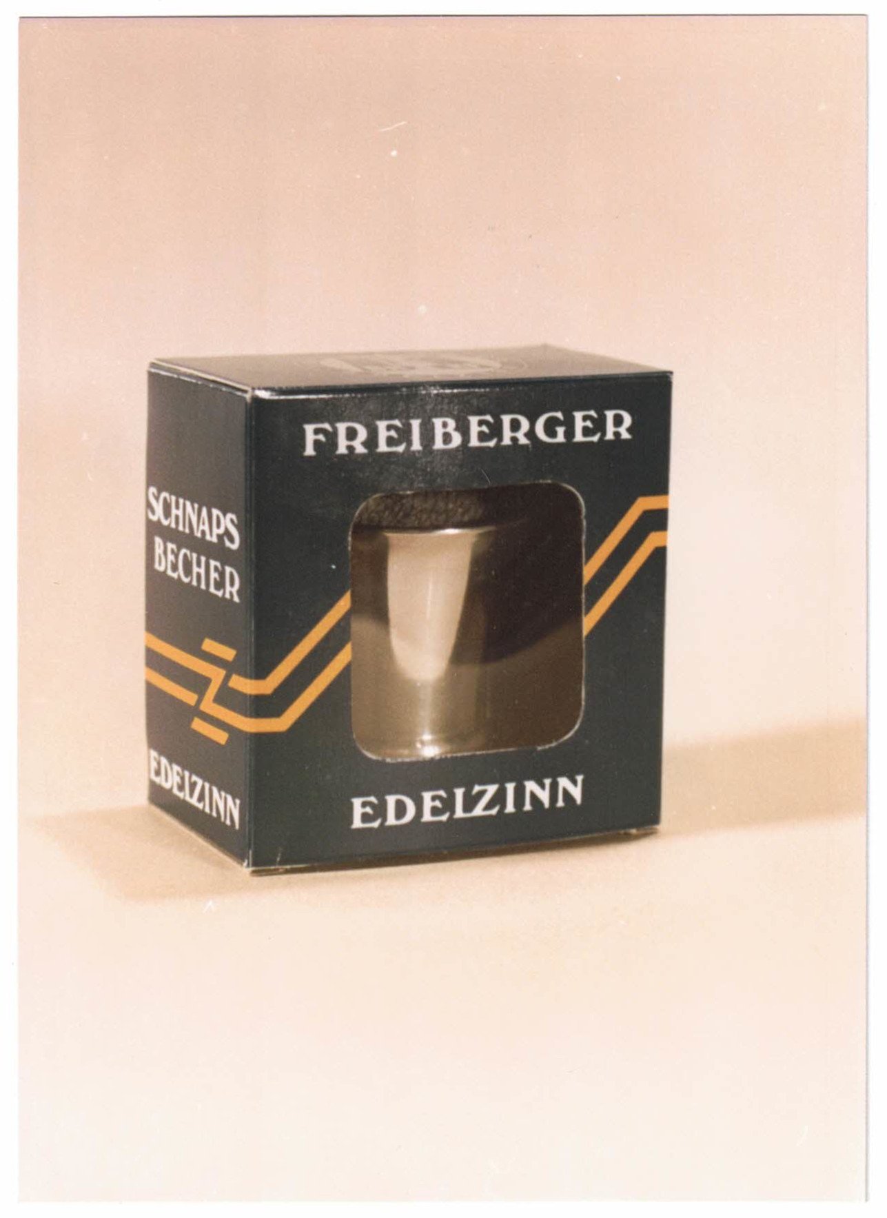Fotografie eines Schnapsbechers der Marke "Freiberger Edelzinn" (Saxonia-Freiberg-Stiftung CC BY-NC-SA)