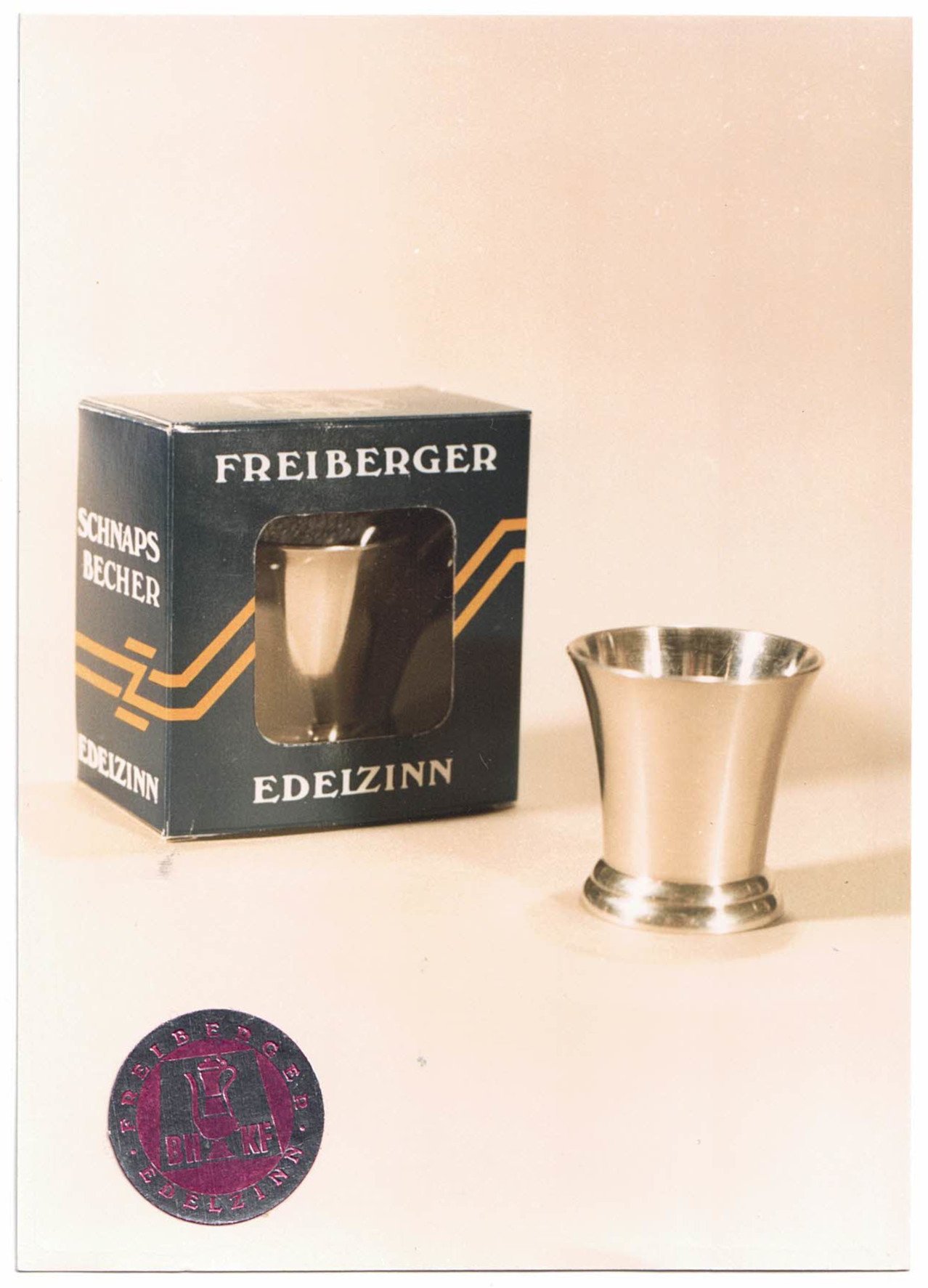 Fotografie eines Schnapsbechers der Marke "Freiberger Edelzinn" (Saxonia-Freiberg-Stiftung CC BY-NC-SA)