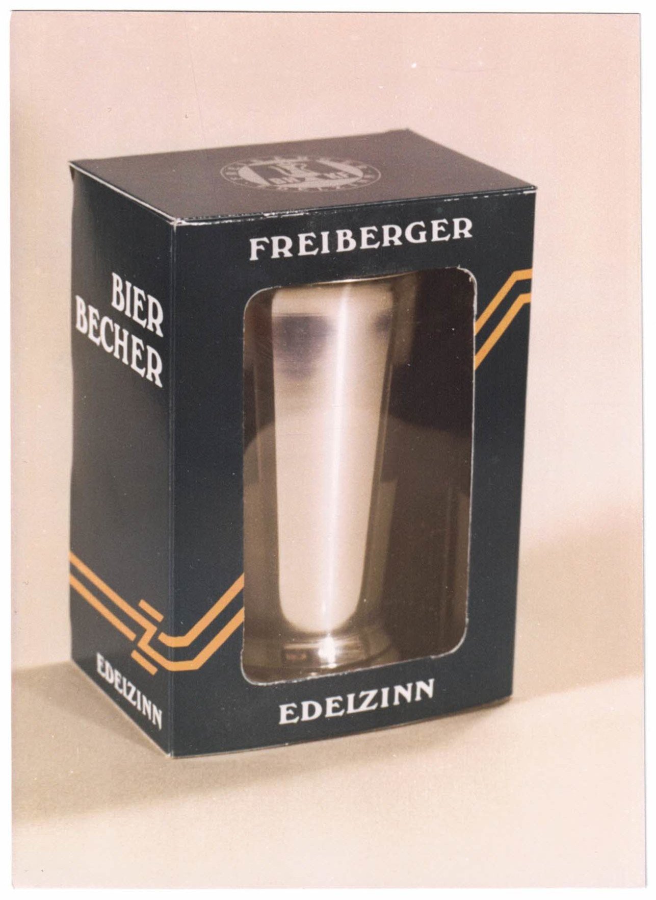 Fotografie eines Bierbechers der Marke "Freiberger Edelzinn" (Saxonia-Freiberg-Stiftung CC BY-NC-SA)