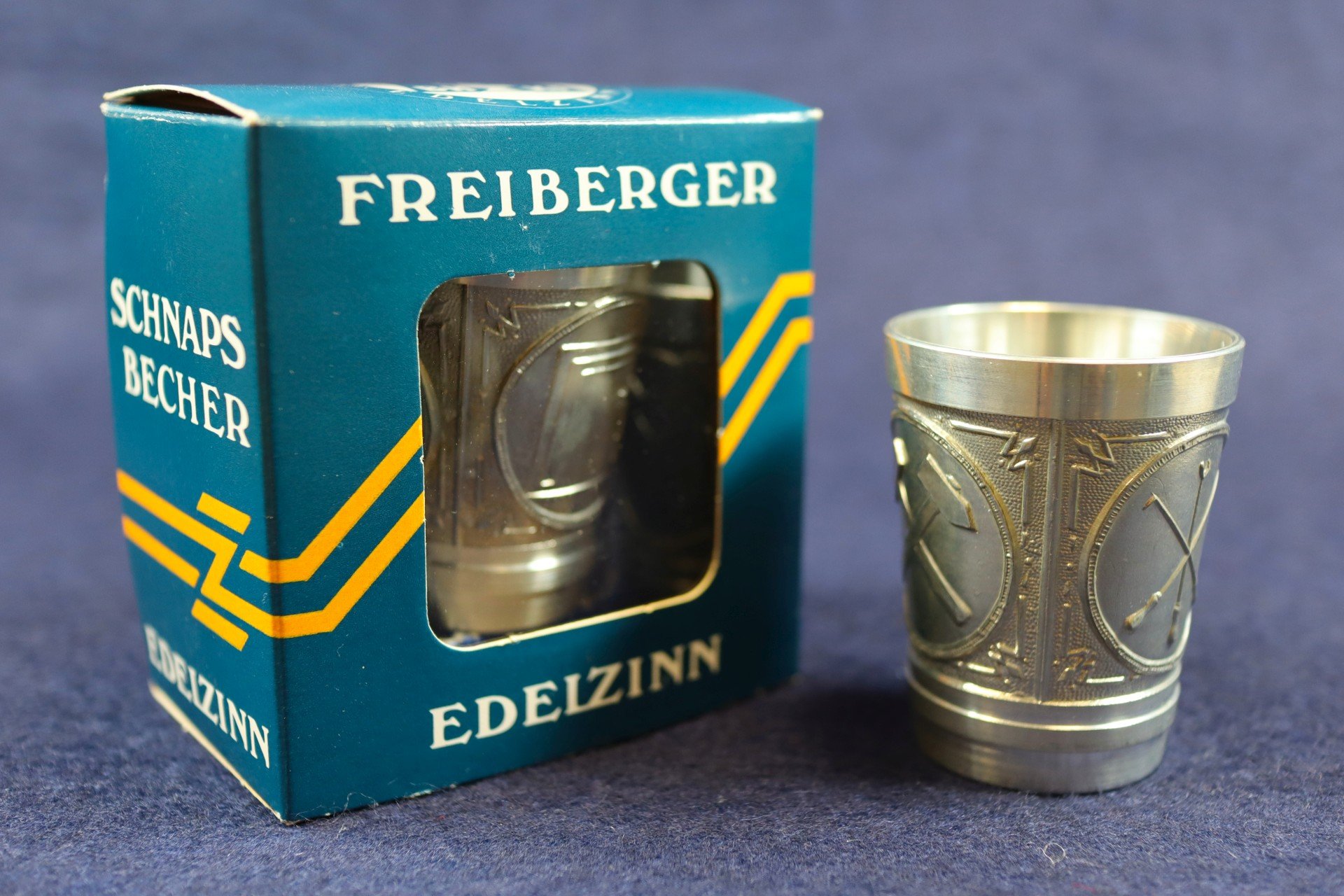 Schnapsbecher mit den berg- und hüttenmännischen Insignien und dem BHKF-Logo (Saxonia-Freiberg-Stiftung CC BY-NC-SA)