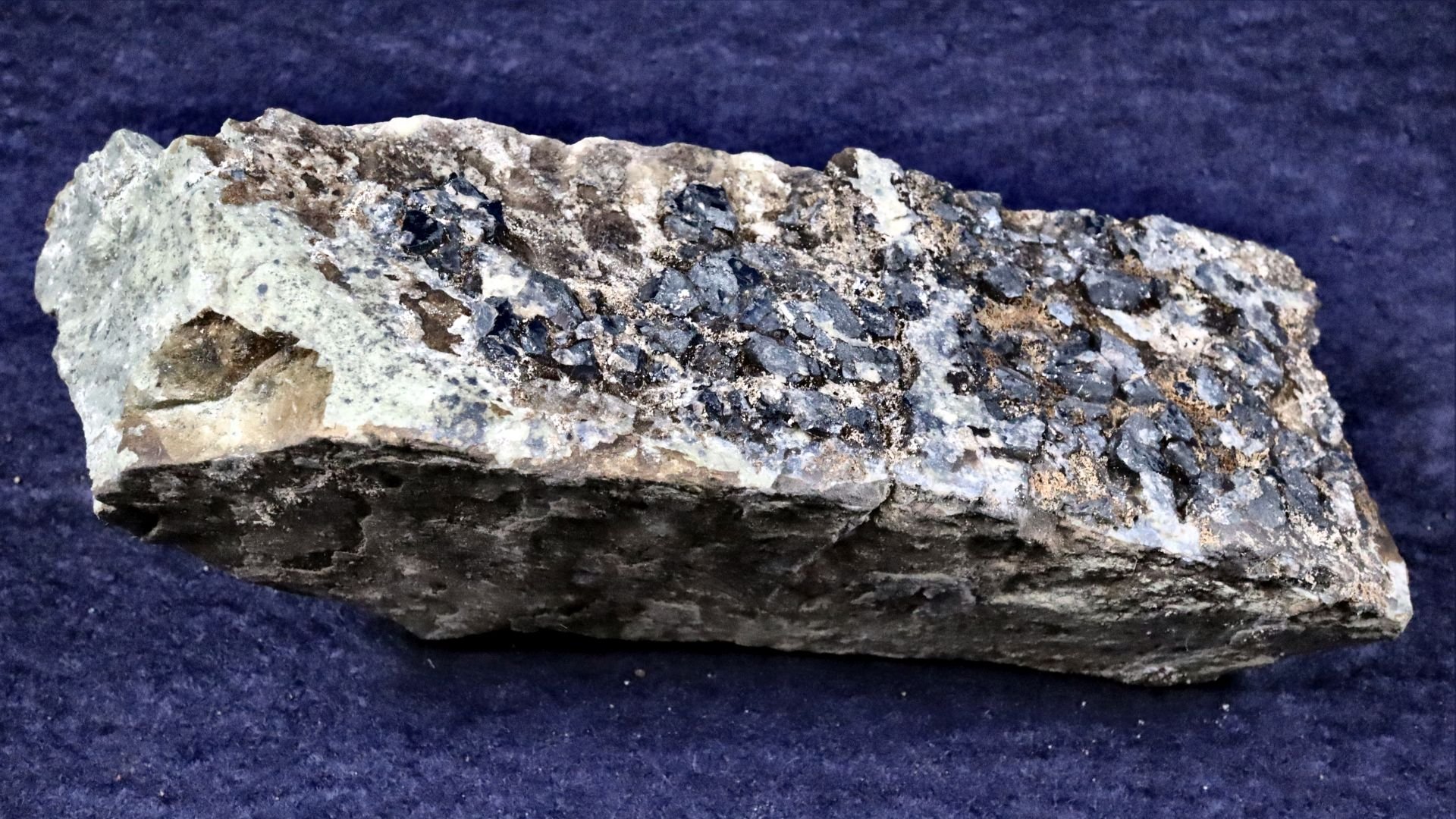 Magnetit auf Serpentinit aus dem Tagebau Nord 1 in Callenberg (Saxonia-Freiberg-Stiftung CC BY-NC-SA)