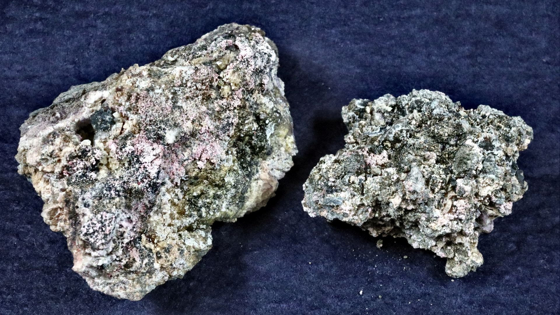 Gestein mit Kobaltblüte, Silbererz und Flussspat vom Lorenz-Stehenden in Ehrenfriedersdorf (Saxonia-Freiberg-Stiftung CC BY-NC-SA)