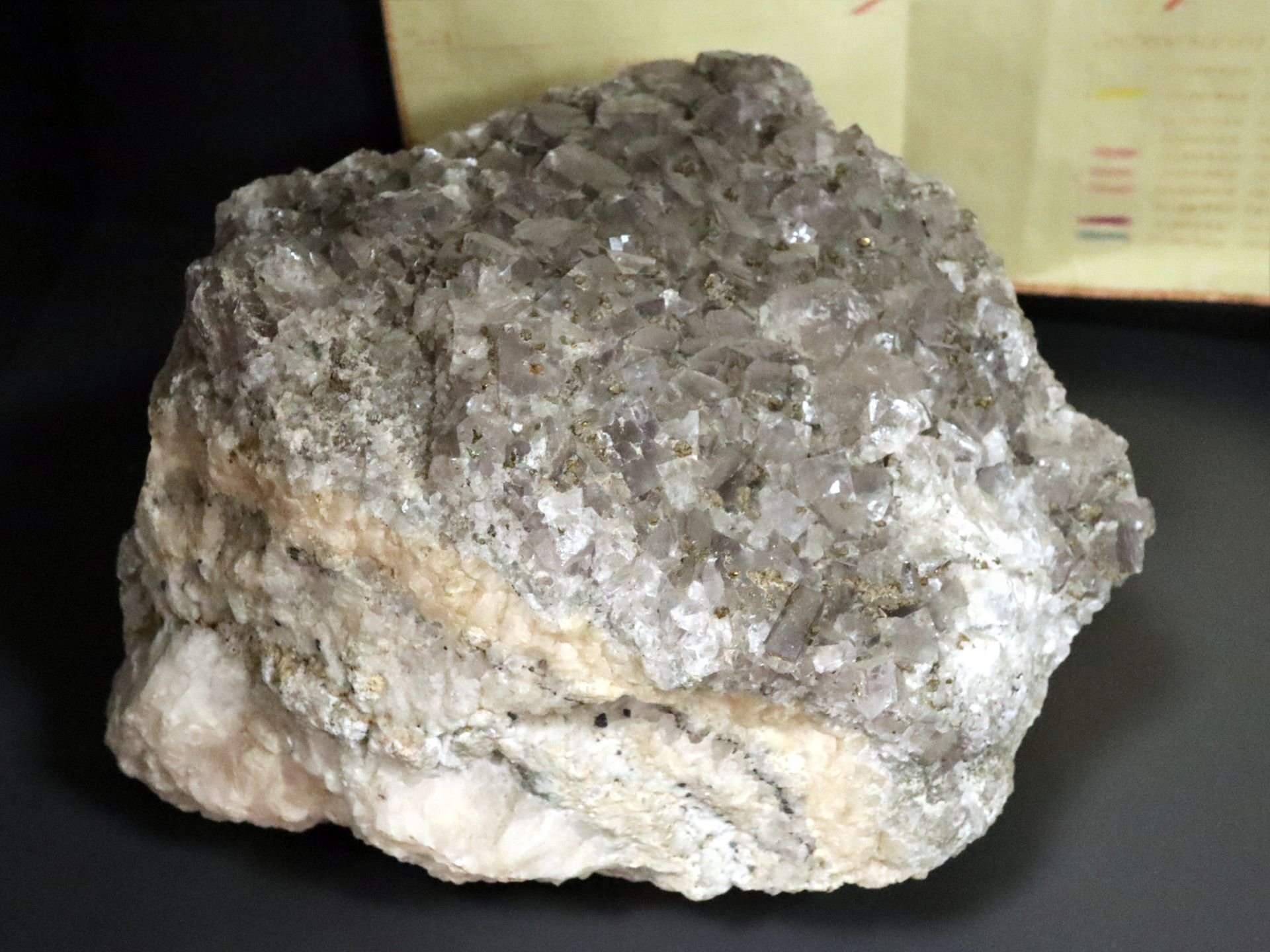 Fluorit-Markasit-Mineralstufe aus Halsbrücke (Saxonia-Freiberg-Stiftung CC BY-NC-SA)