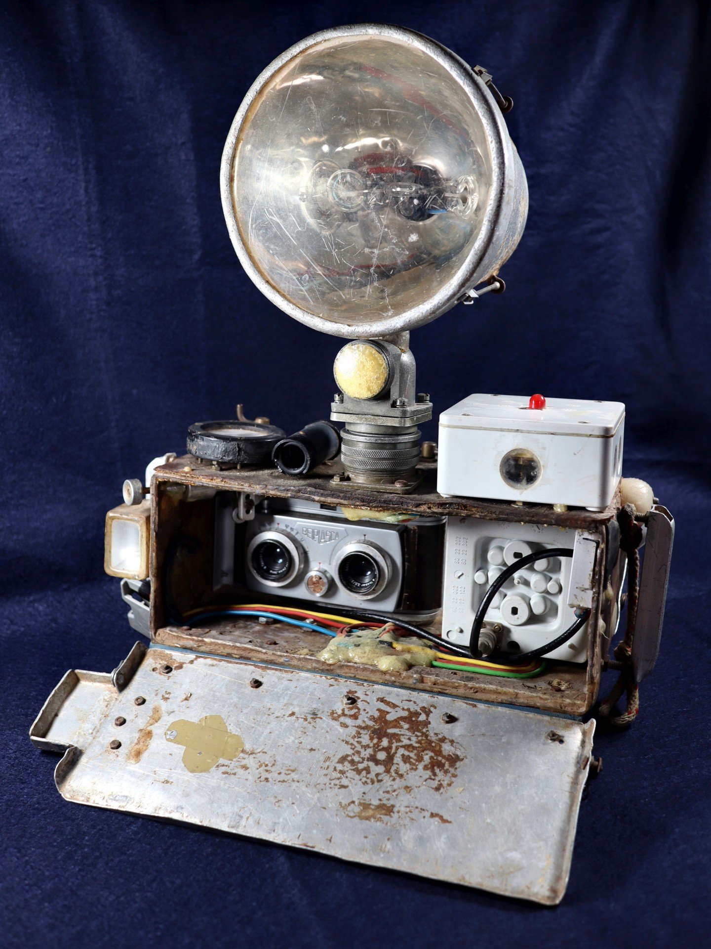Untertage-Kameragehäuse mit "Belplasca"-Stereokamera, Dosenlibelle und Parabolreflektor (Saxonia-Freiberg-Stiftung CC BY-NC-SA)