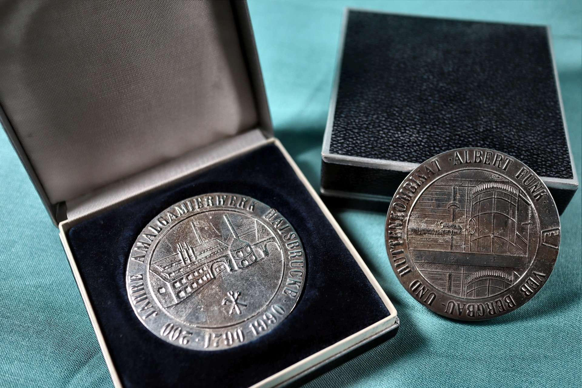 Medaille "200 Jahre Amalgamierwerk Halsbrücke 1790-1990" (Saxonia-Freiberg-Stiftung CC BY-NC-SA)