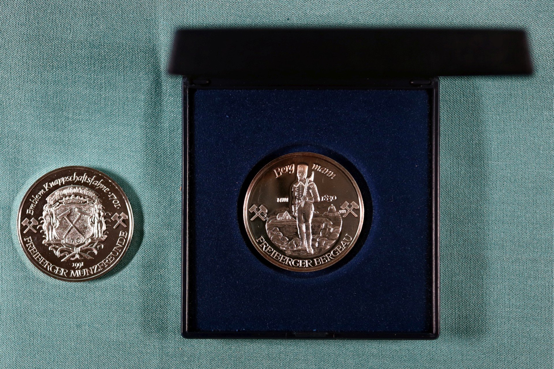 Medaille Suite Freiberger Bergbau und Hüttenwesen: Knappschaftsfahne 1701 & Bergmann von 1830 (Saxonia-Freiberg-Stiftung CC BY-NC-SA)