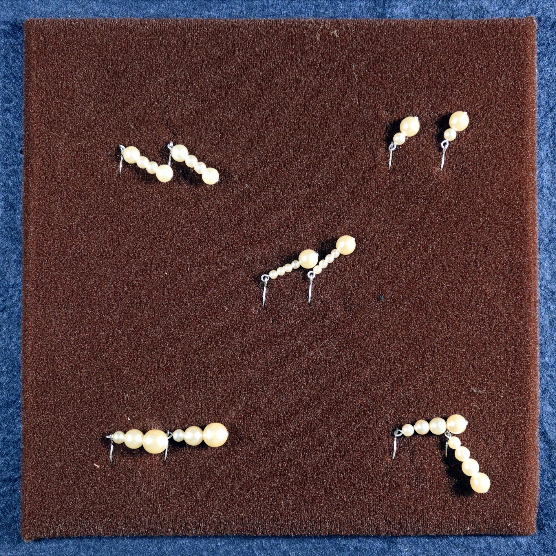 Diverse Ohrhänger auf Auslagen (Archiv SAXONIA-FREIBERG-STIFTUNG CC BY-NC-SA)
