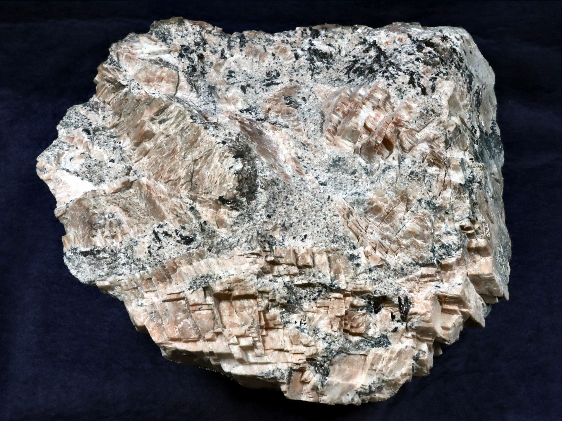 Pegmatit mit Peridot, Biotit und Quarz aus Ehrenfriedersdorf (Archiv SAXONIA-FREIBERG-STIFTUNG CC BY-NC-SA)