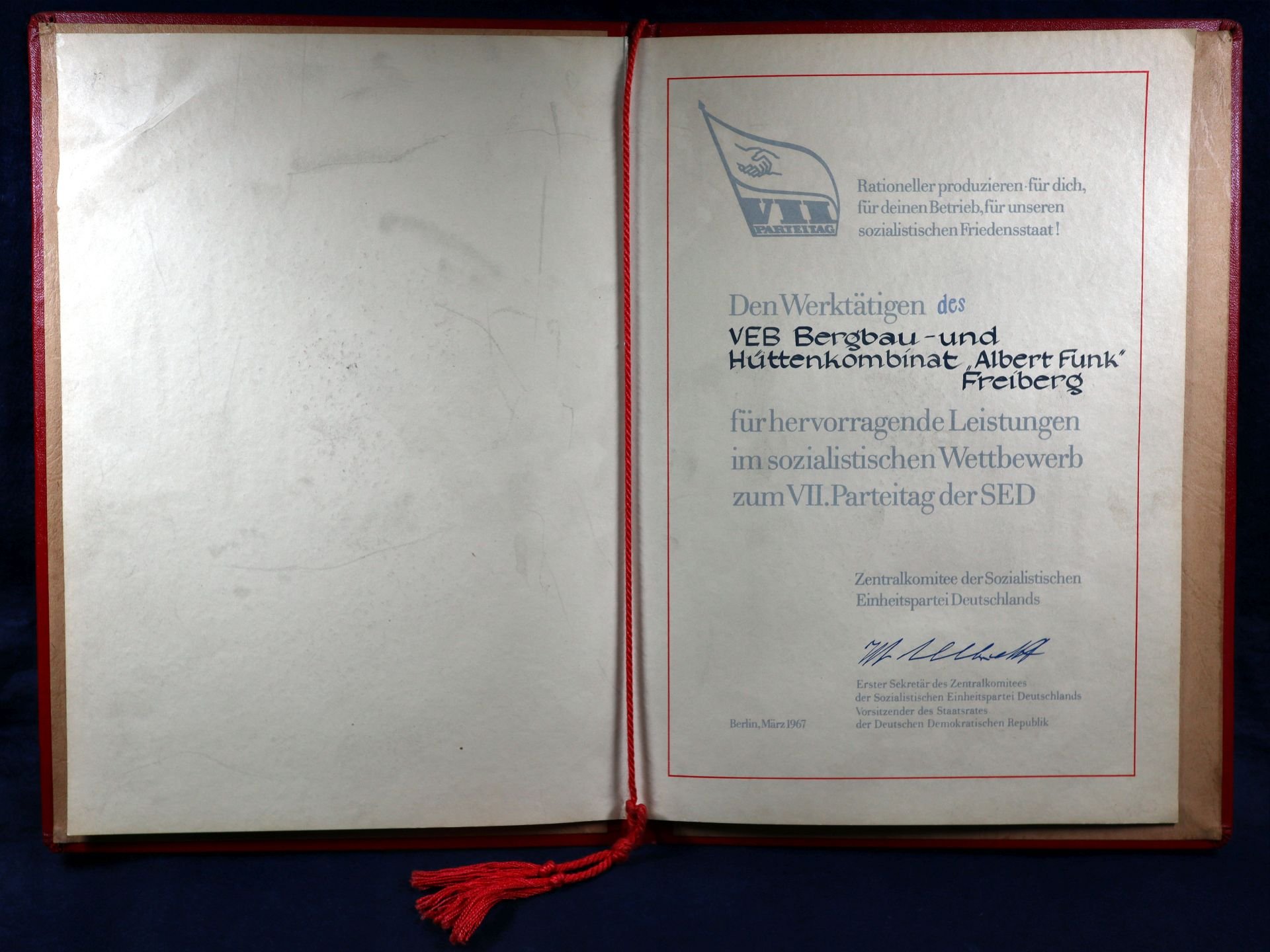 Urkunde an die Werktätigen des VEB Bergbau- und Hüttenkombinates "Albert Funk" Freiberg anlässlich des VII. Parteitages der SED (Archiv SAXONIA-FREIBERG-STIFTUNG CC BY-NC-SA)