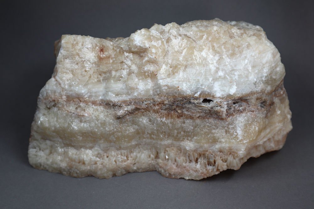 Helles, gebändertes Mineral (Archiv SAXONIA-FREIBERG-STIFTUNG CC BY-NC-SA)