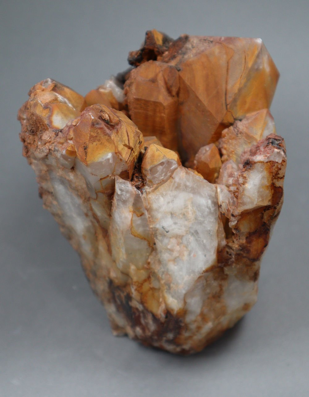 Brauner großer Kristall (Archiv SAXONIA-FREIBERG-STIFTUNG CC BY-NC-SA)