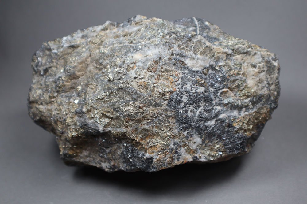 Sehr schweres Mineral (Archiv SAXONIA-FREIBERG-STIFTUNG CC BY-NC-SA)