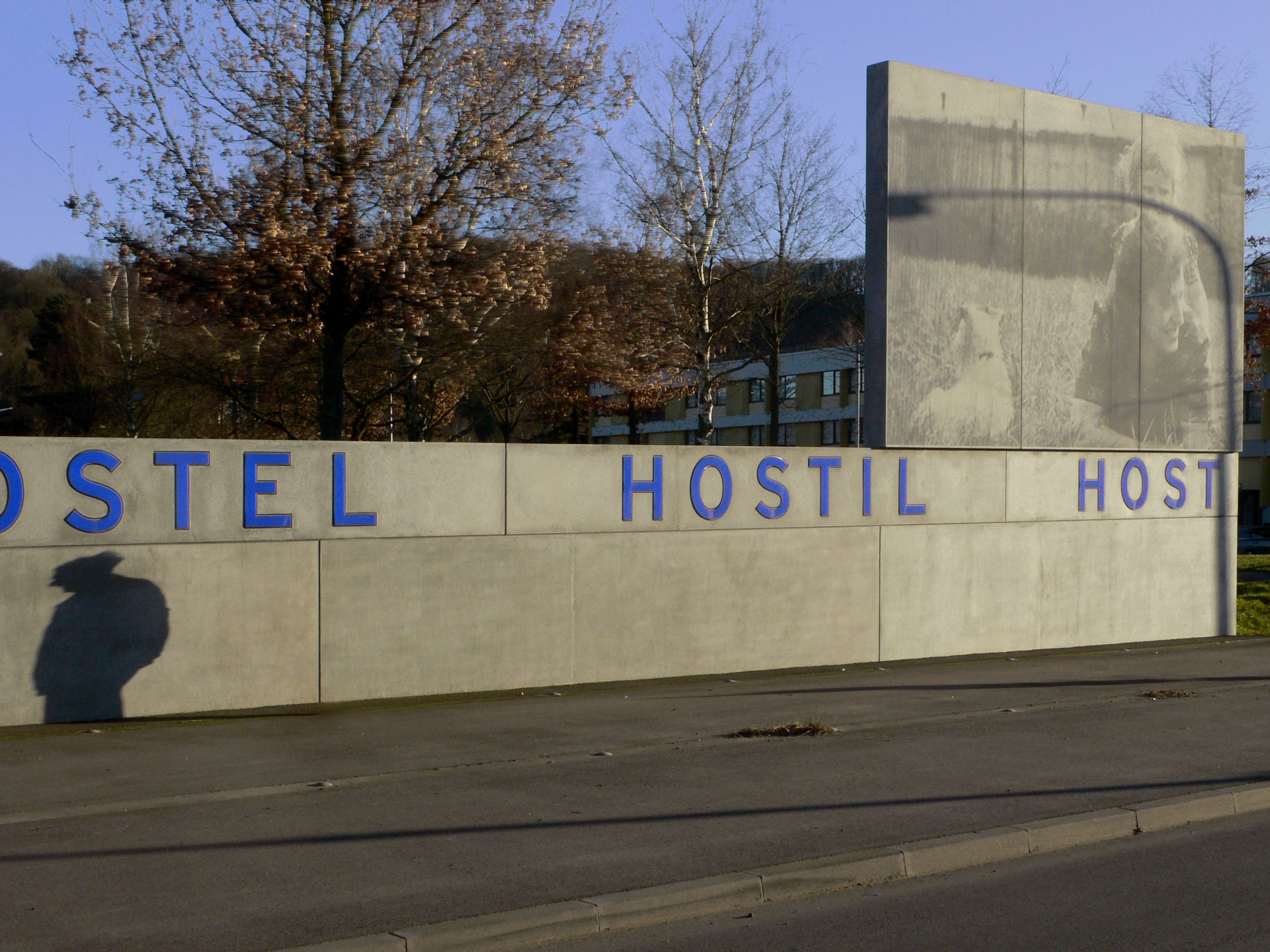 Mauer mit Schriftband (Gedenkstätte Gestapo-Lager Neue Bremm CC BY-NC-SA)
