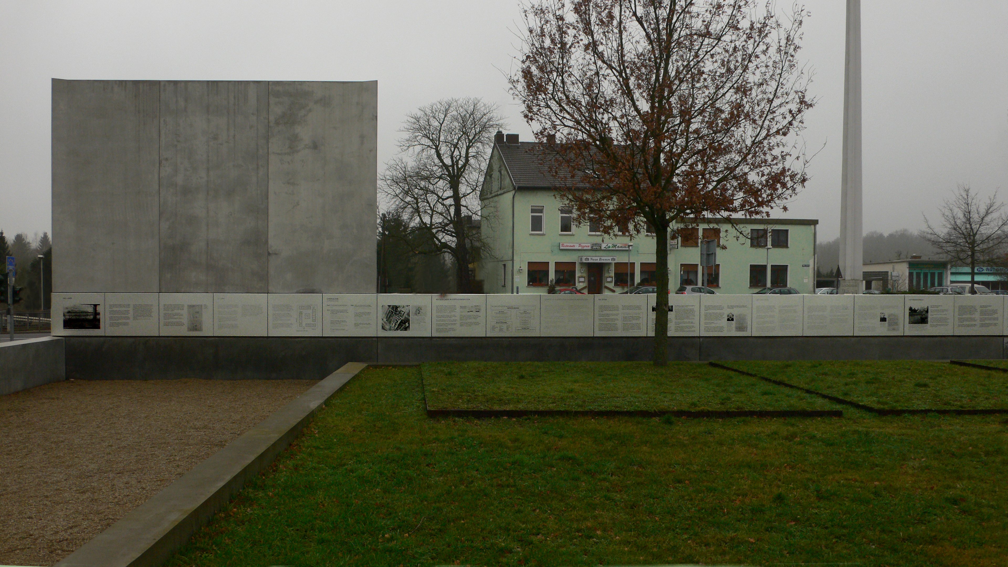 Gedenkstättengelände mit Barackenfundamenten (Gedenkstätte Gestapo-Lager Neue Bremm CC BY-NC-SA)