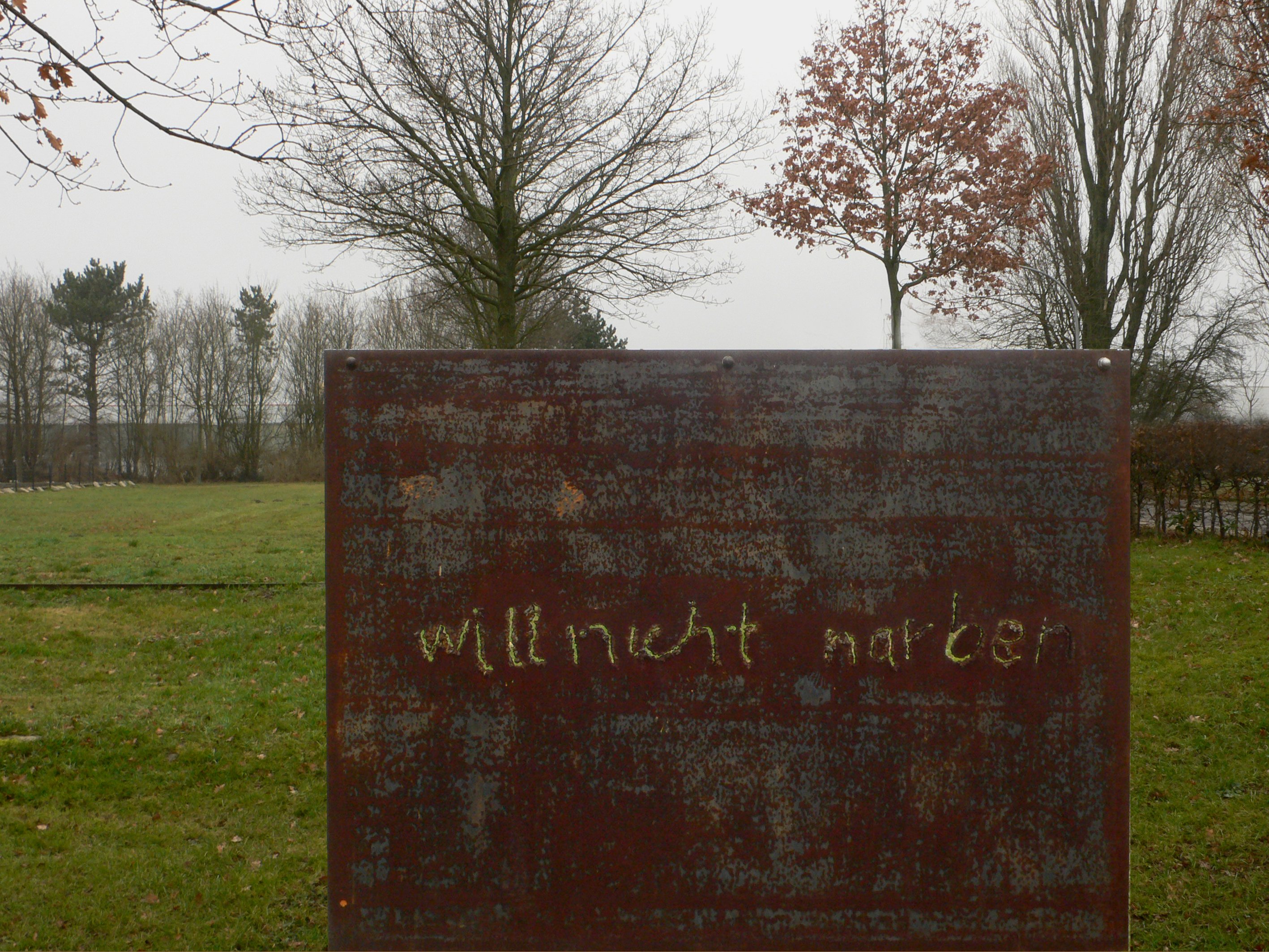 Stahlplatte mit Inschrift (Gedenkstätte Gestapo-Lager Neue Bremm CC BY-NC-SA)