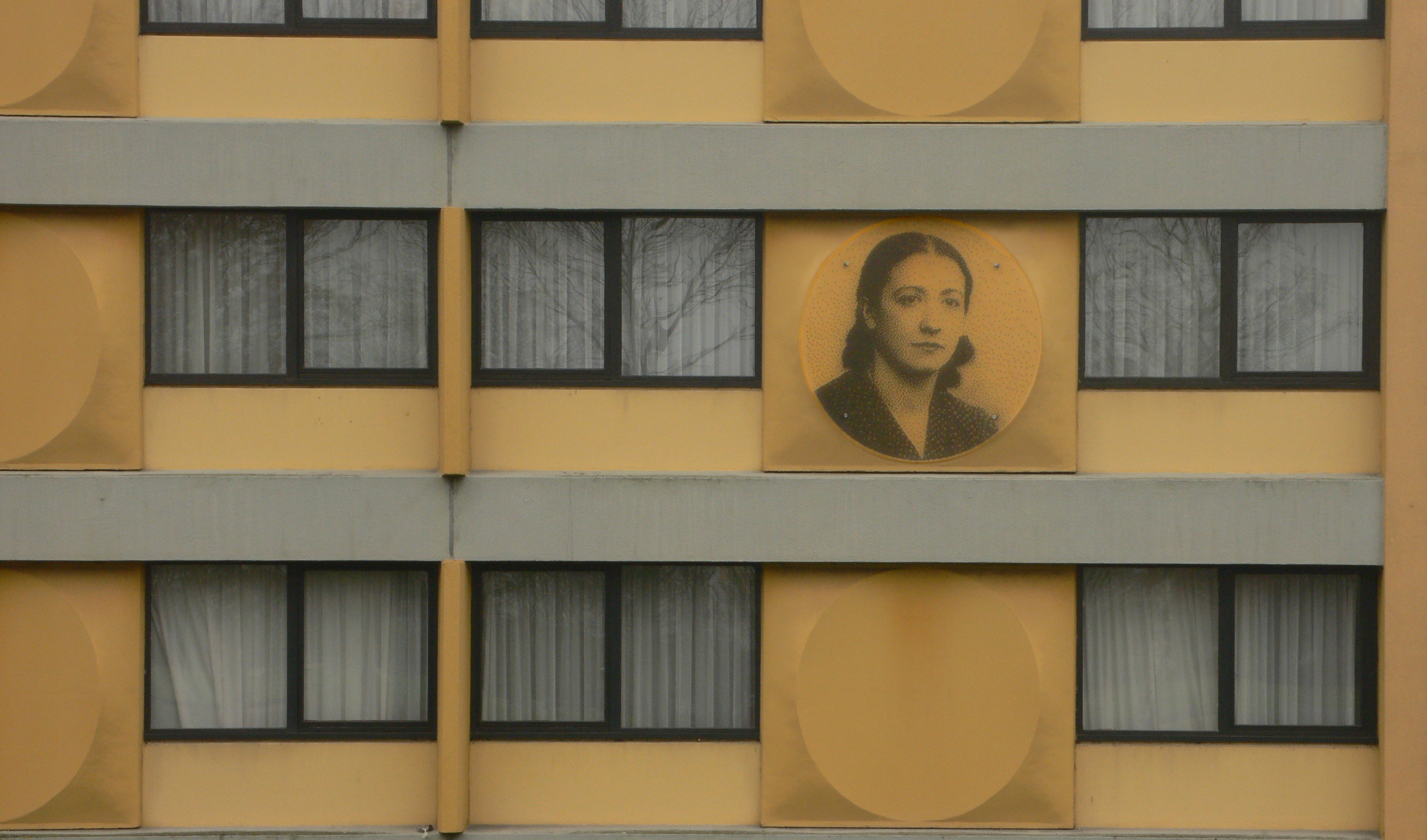 Rundbild an Hotelfassade (Gedenkstätte Gestapo-Lager Neue Bremm CC BY-NC-SA)