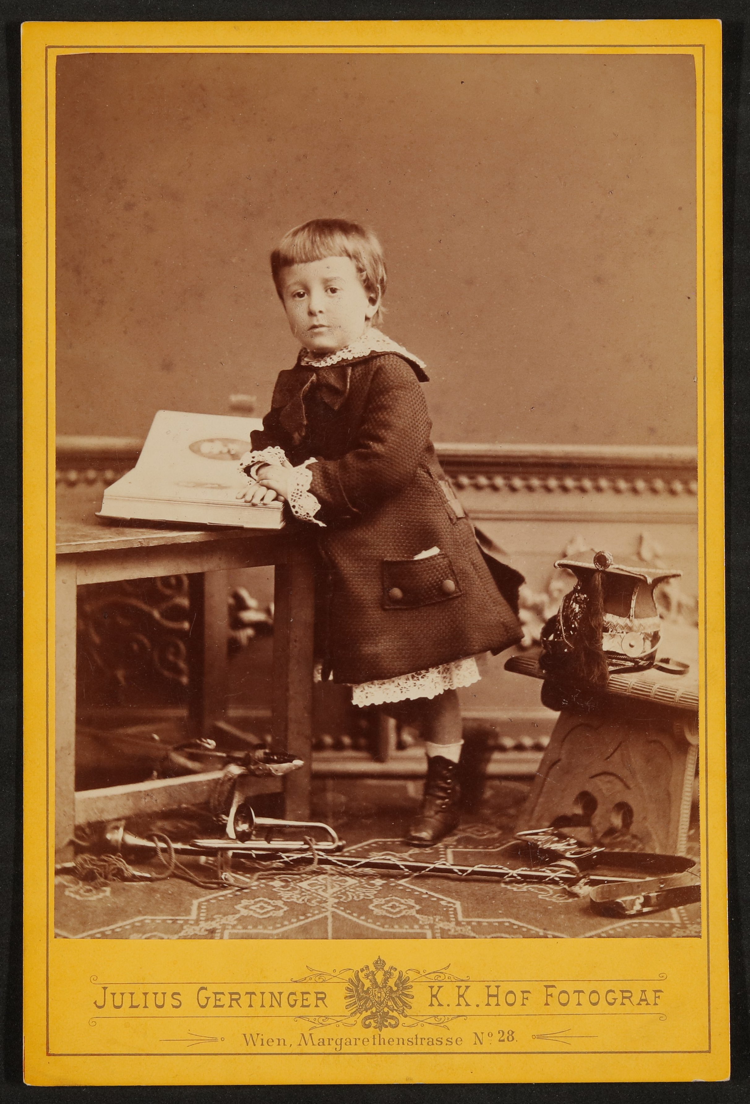 Hofmannsthal als Kleinkind, stehend, auf aufgeschlagenem Buch lehnend, im Atelier (Freies Deutsches Hochstift / Frankfurter Goethe-Museum CC BY-NC-SA)