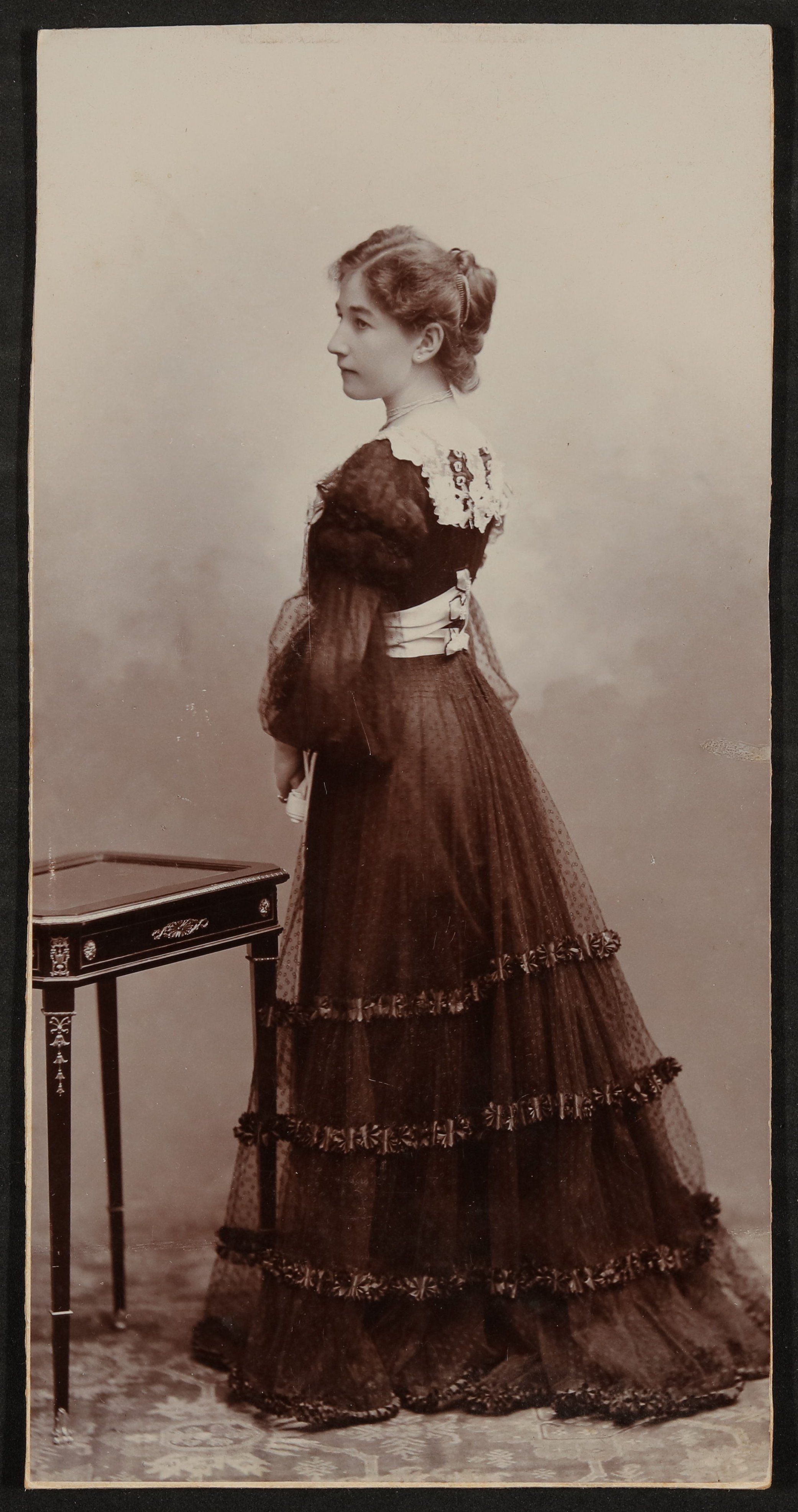 Gerty von Hofmannsthal im Profil stehend im dunklen Kleid (Freies Deutsches Hochstift / Frankfurter Goethe-Museum CC BY-NC-SA)