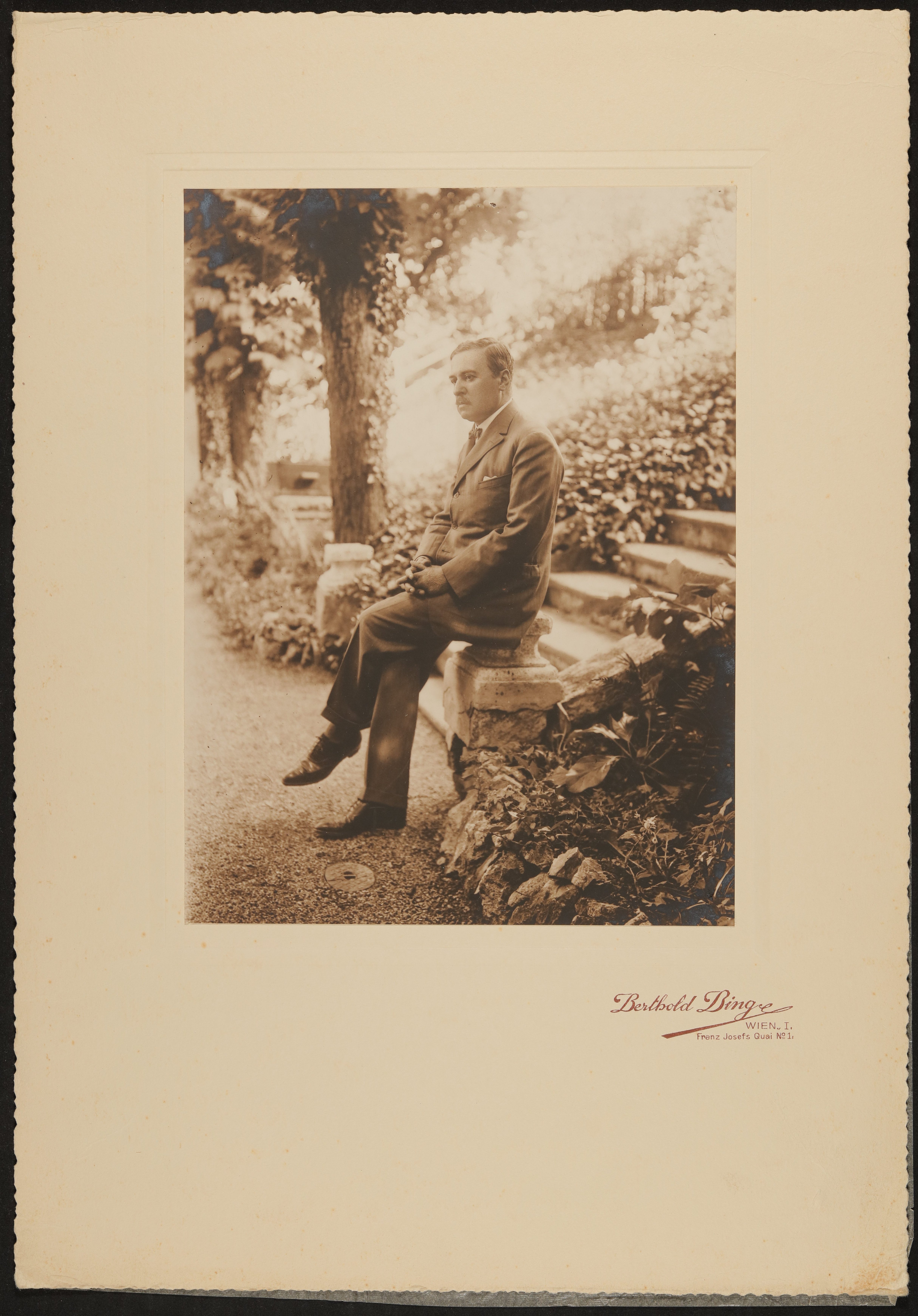 Hofmannsthal sitzt in seinem Garten in Rodaun (Freies Deutsches Hochstift / Frankfurter Goethe-Museum CC BY-NC-SA)