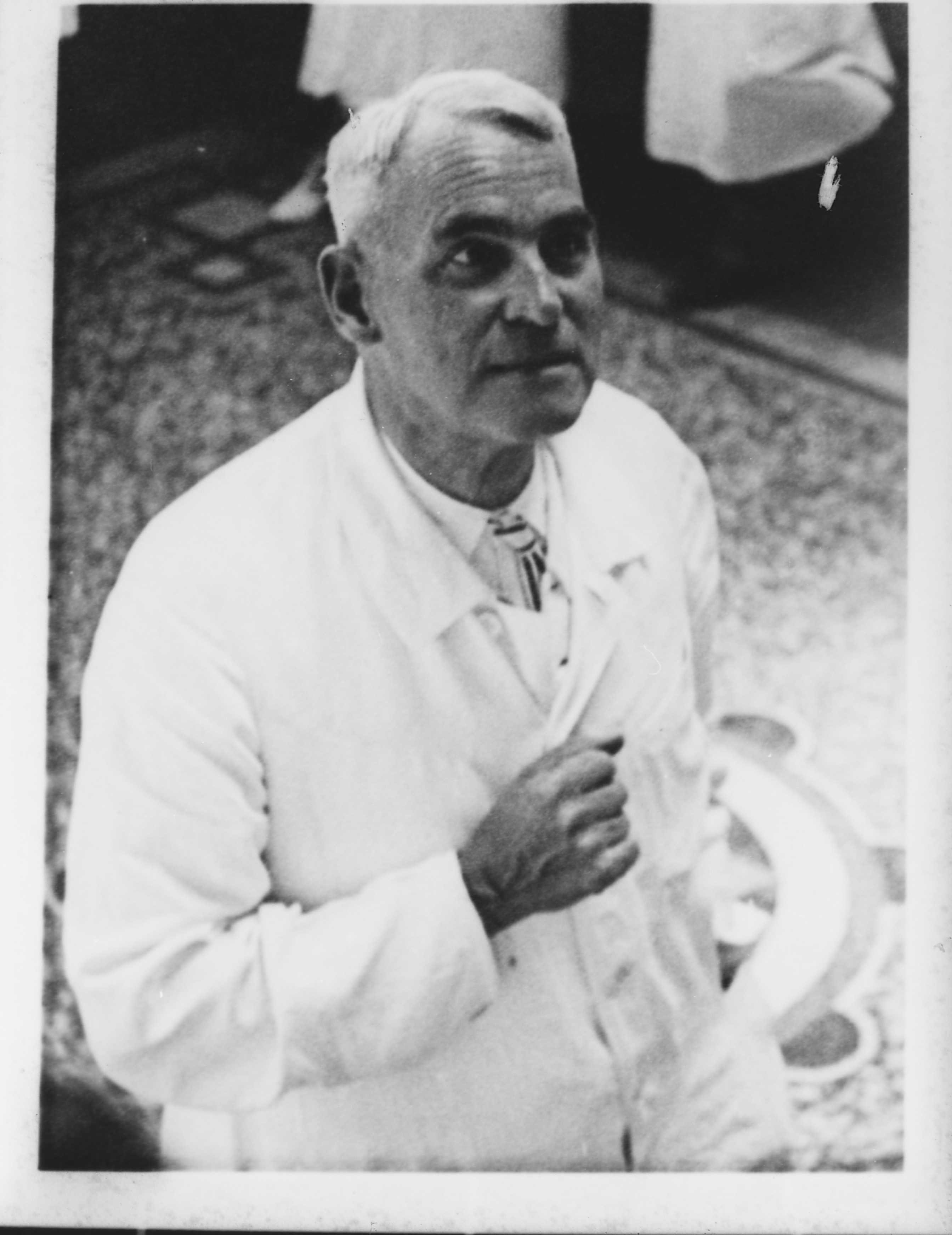Drei Foto-Negative eines Portraits von Paul Clairmont im Arztkittel (Freies Deutsches Hochstift / Frankfurter Goethe-Museum CC BY-NC-SA)